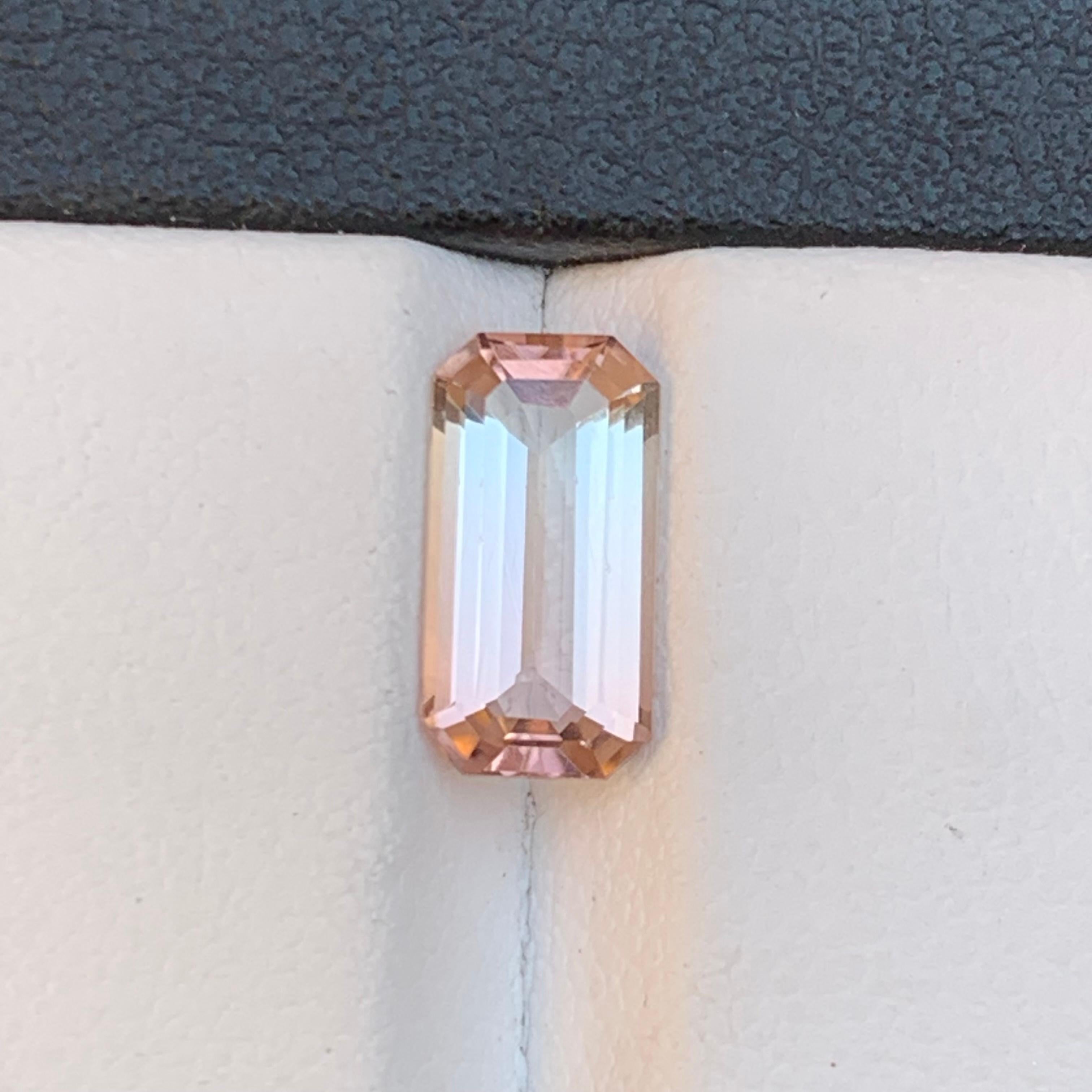 da uomo o donna Anello con tormalina naturale bicolore rosa pesca chiaro, gemma sciolta 1,95 carati di smeraldo in vendita