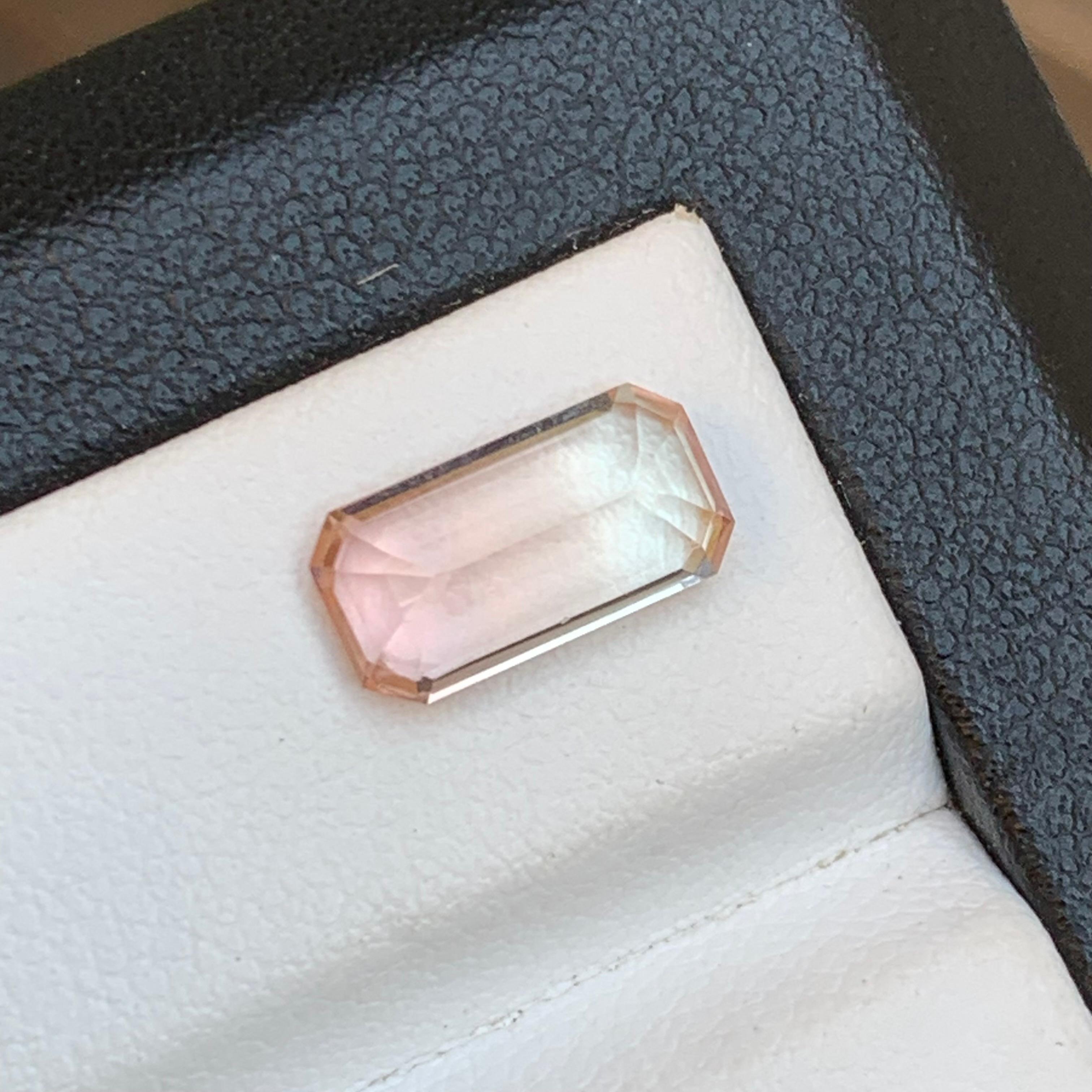 Anello con tormalina naturale bicolore rosa pesca chiaro, gemma sciolta 1,95 carati di smeraldo in vendita 1