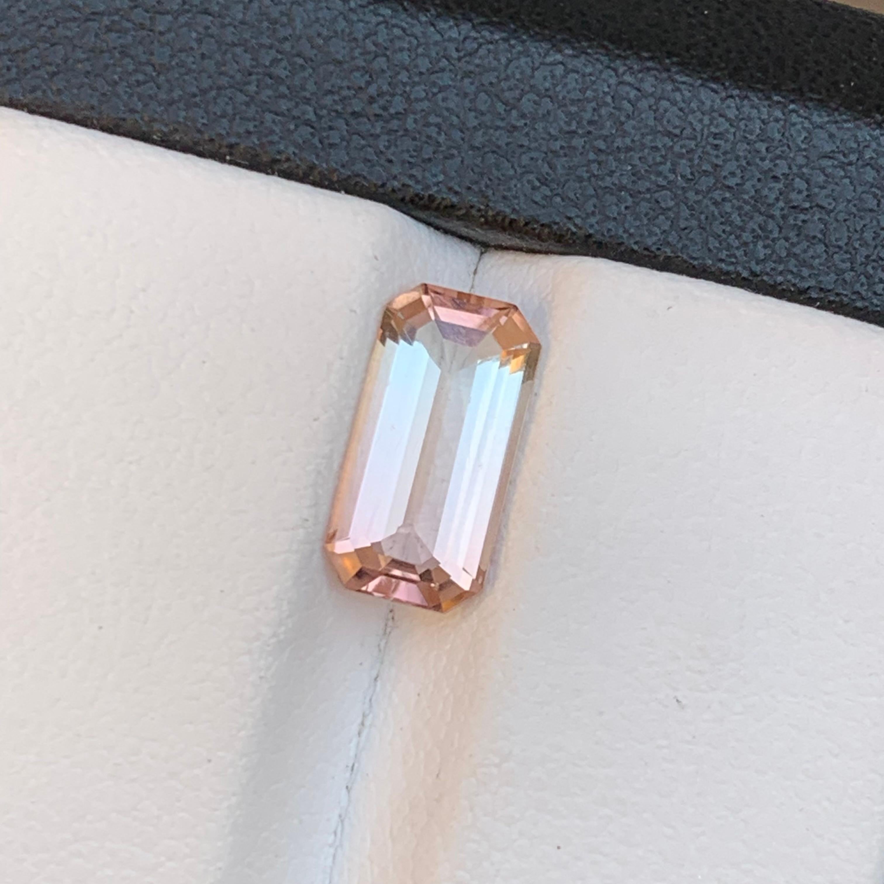 Anello con tormalina naturale bicolore rosa pesca chiaro, gemma sciolta 1,95 carati di smeraldo in vendita 2