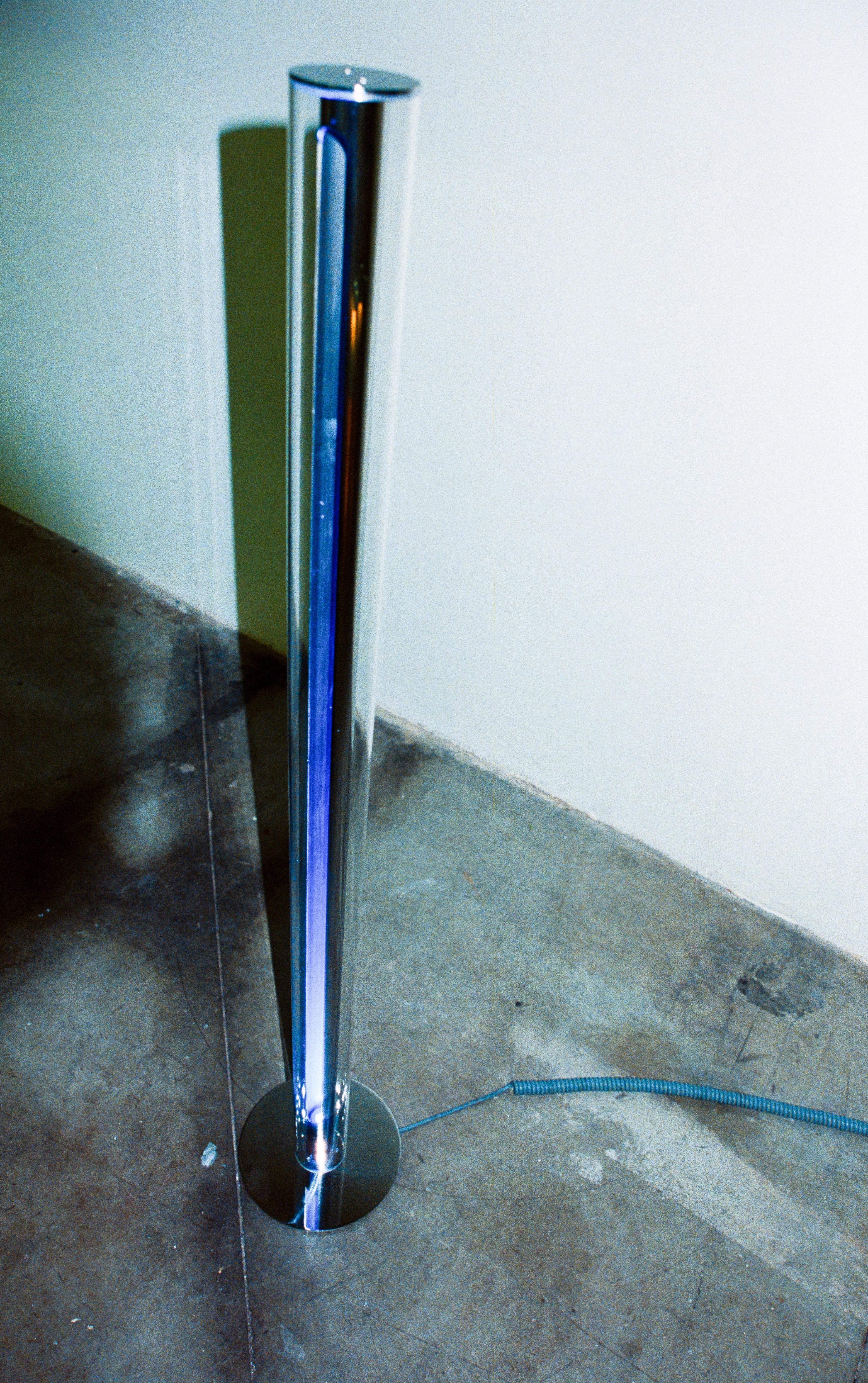 Acier inoxydable Lampadaire à pilier léger par Amber Dewaele en vente