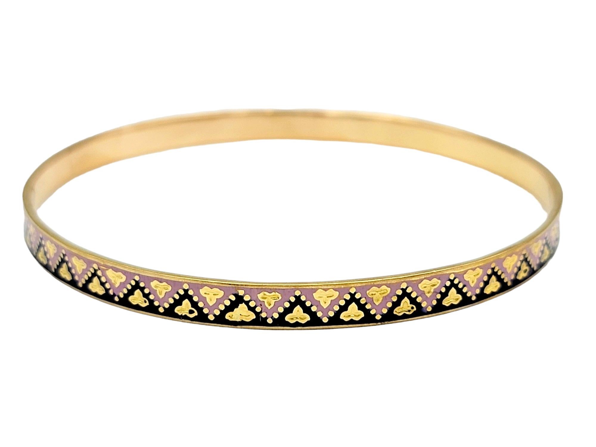 Introducing a stunning bangle bracelet crafted in luxurious 22 karat yellow gold, exuding opulence and sophistication. This exquisite piece features a captivating design with an alternating light pink and dark blue zigzag pattern adorning the entire