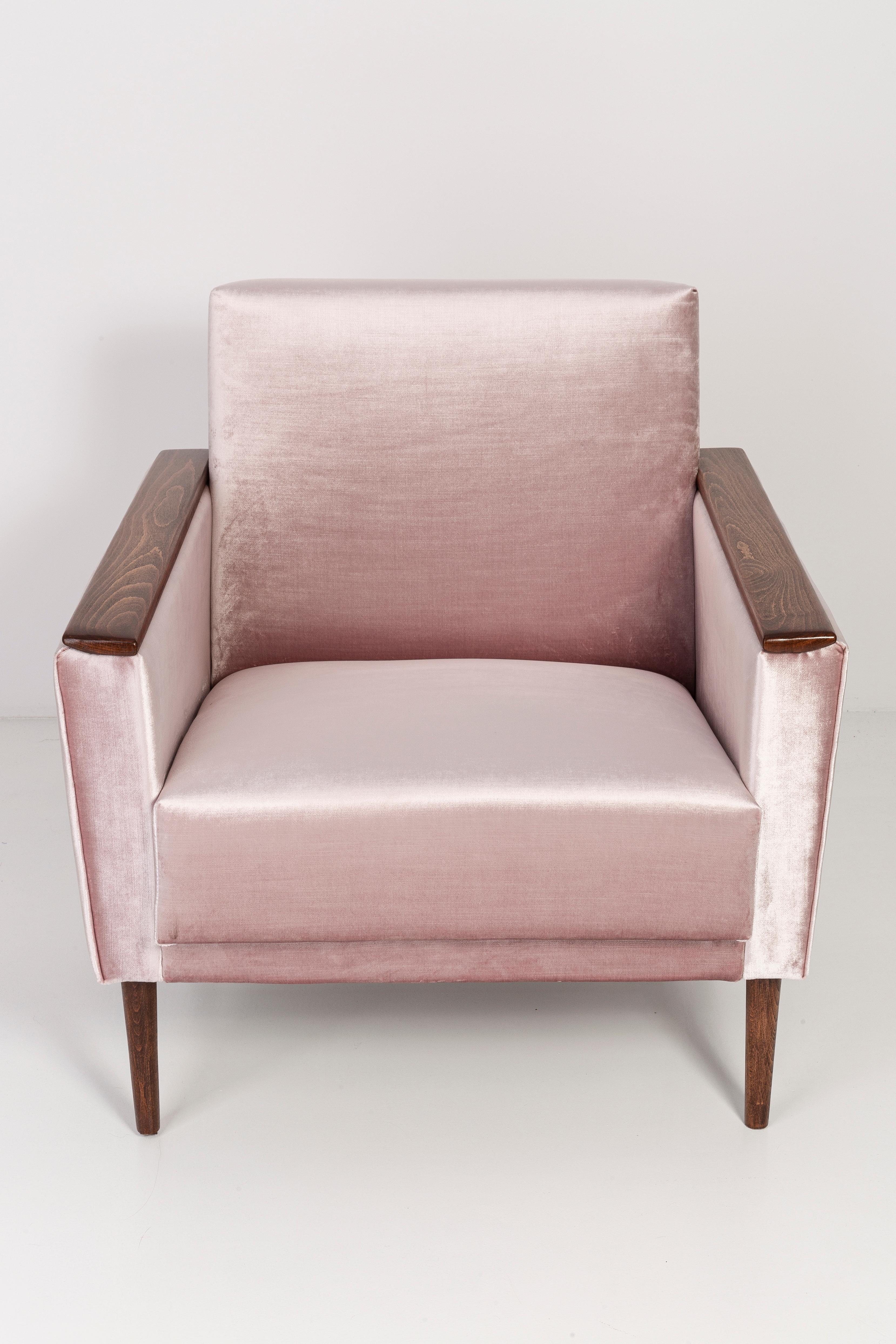 Fauteuil allemand produit dans les années 1960 à Berlin. Le fauteuil est après une rénovation complète de la tapisserie et de la menuiserie. Le cadre en bois est soigneusement nettoyé et recouvert d'un vernis semi-mat de la couleur d'une noix. Le