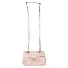 Bolso cruzado de charol arrugado rosa claro Carolina Herrera