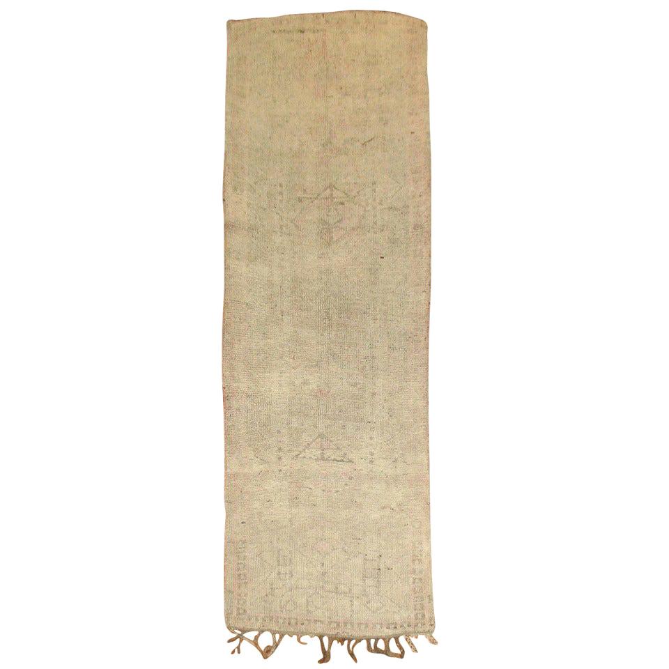 Tapis de couloir marocain neutre rose clair et crème du milieu du 20e siècle en vente