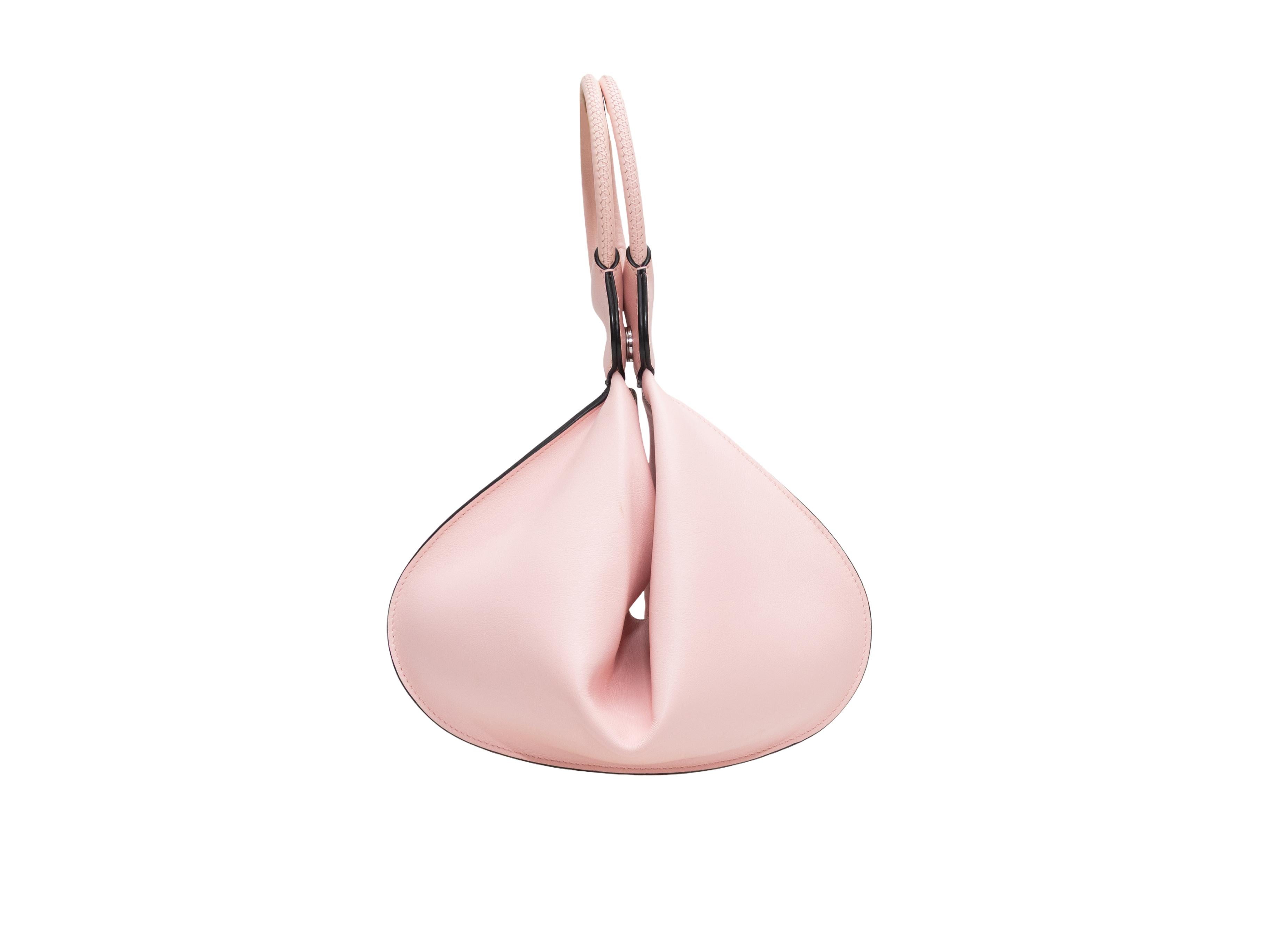 Borsa Lady Charles Light Pink. La borsa Lady Vera ha il corpo in pelle, due manici arrotolati e chiusure magnetiche e con zip. Dimensioni: 9,5