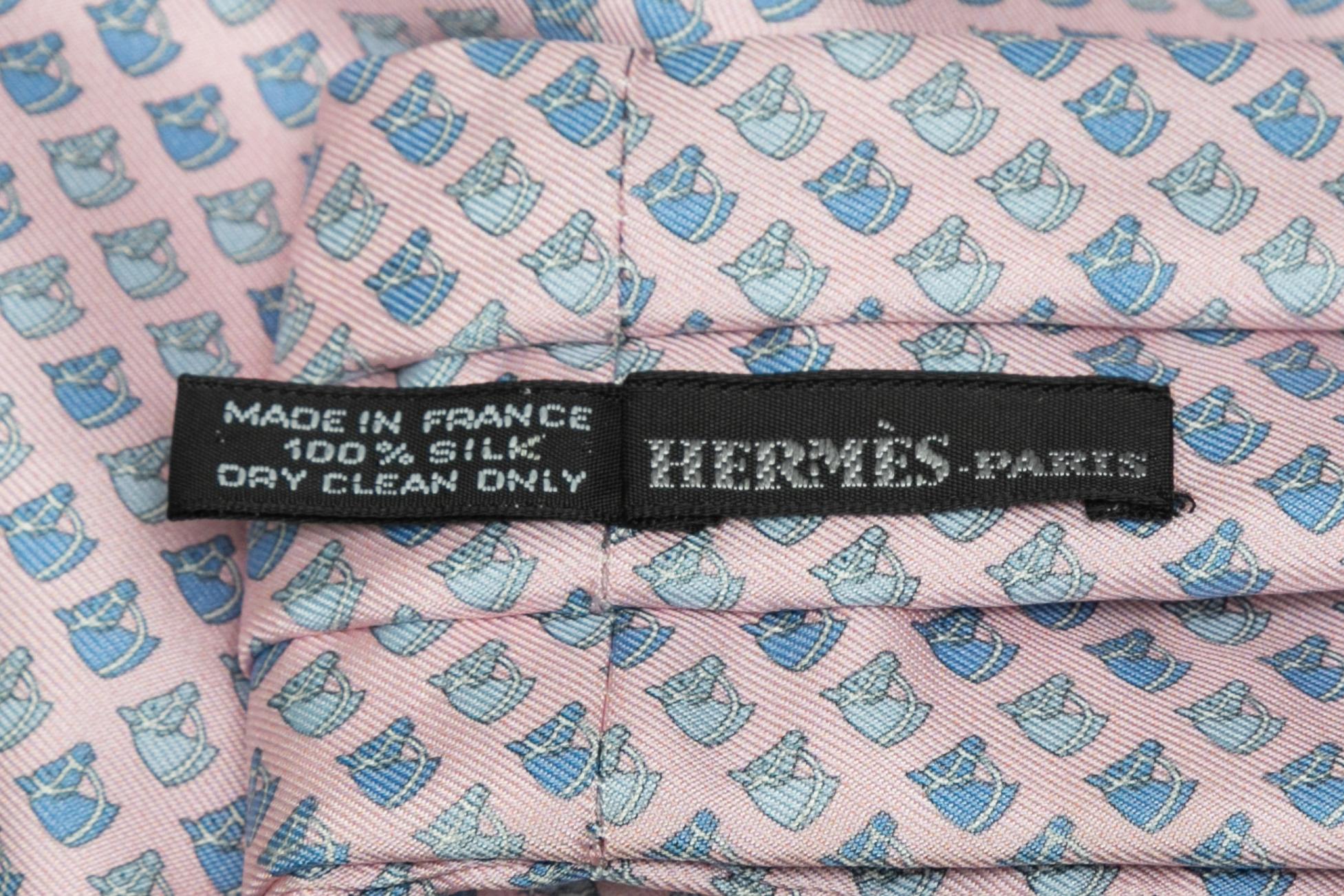 Cravate en soie rose pâle et bleu pâle imprimée cheval par Hermès. Largeur 7