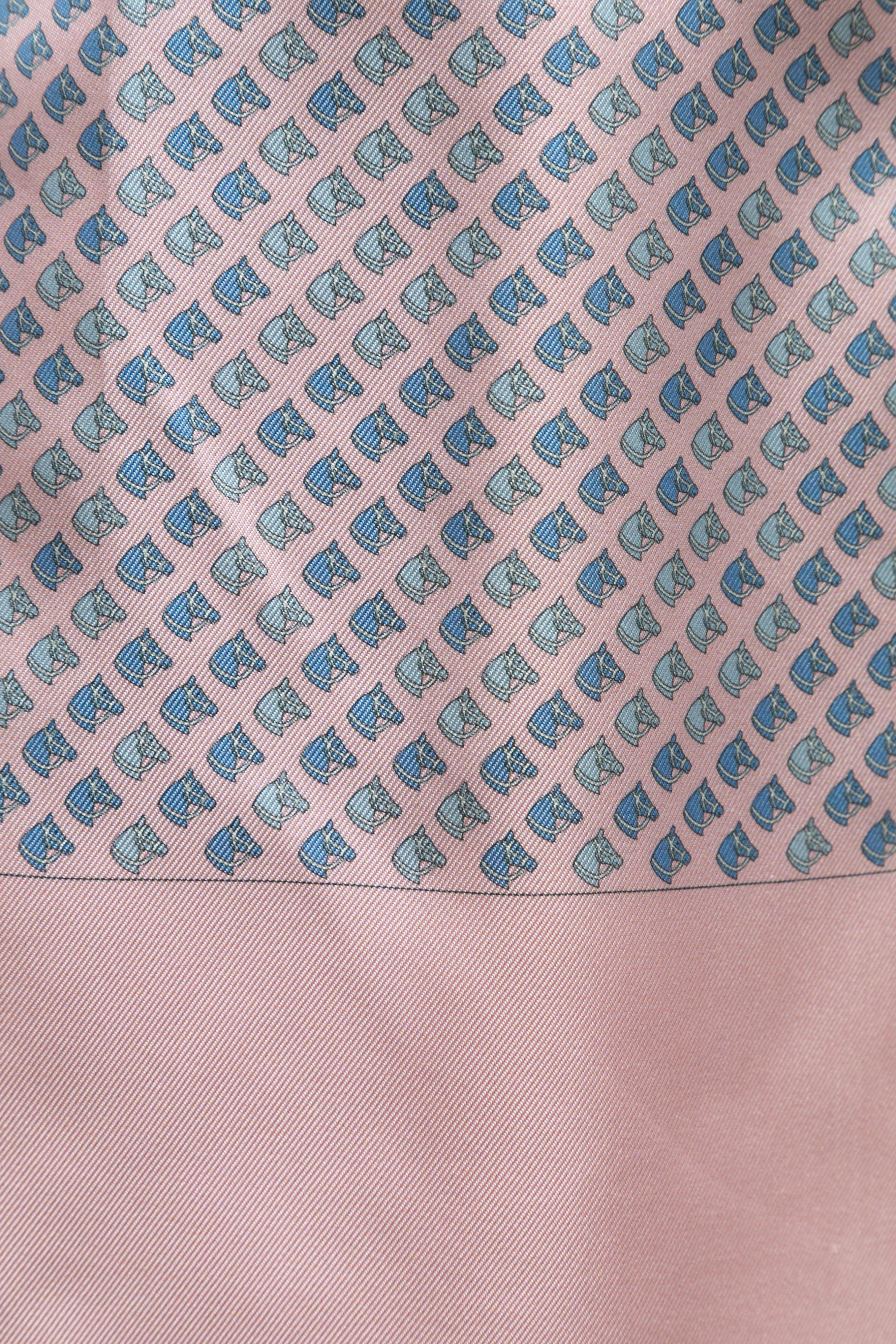 Cravate en soie imprimée cheval Hermes rose clair et bleu clair Bon état - En vente à New York, NY
