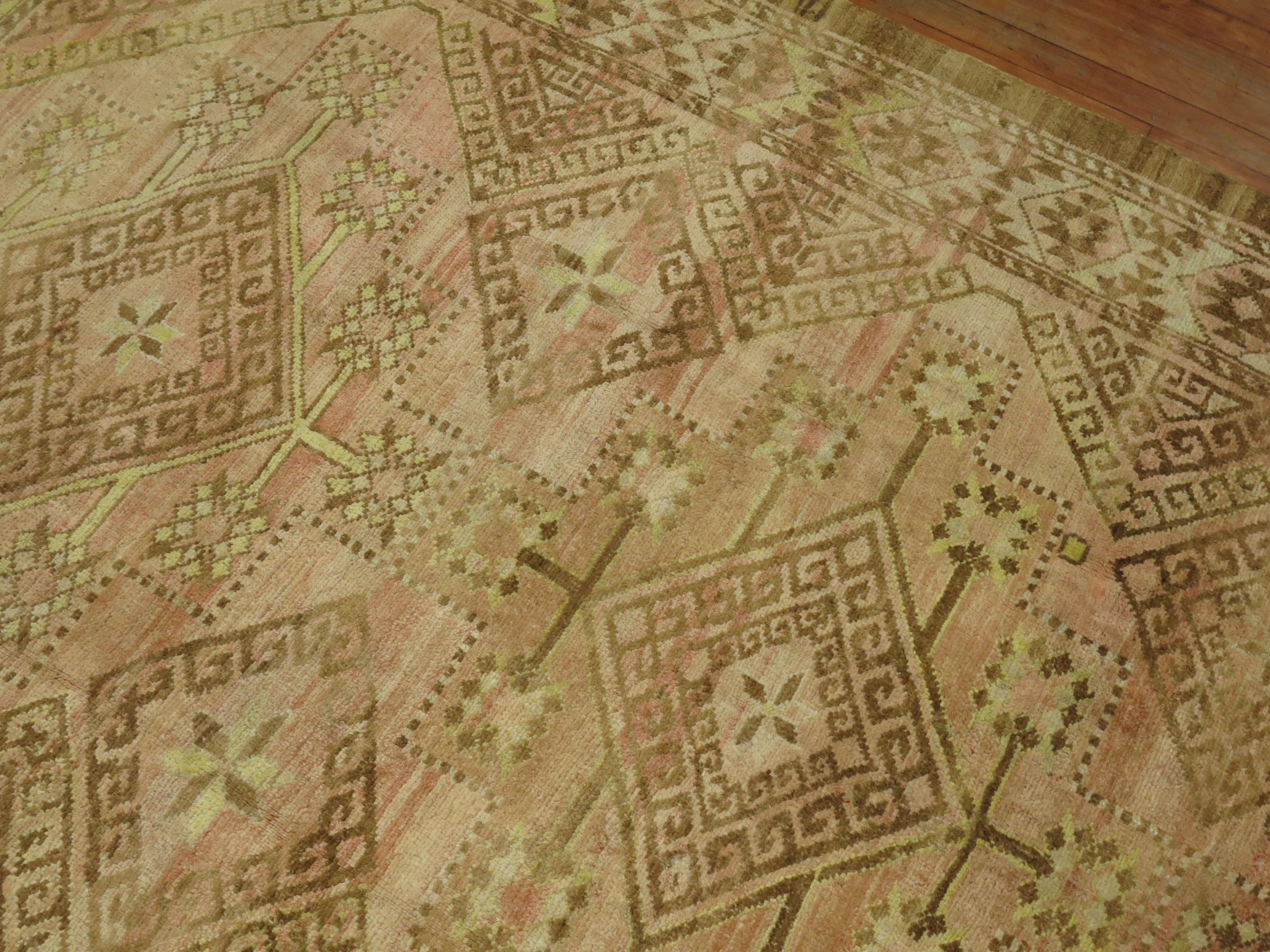 Tappeto decorativo turco anatolico del terzo quarto del XX secolo con un disegno geometrico stilizzato in rosa, marrone e verde lime

Misure: 5'9