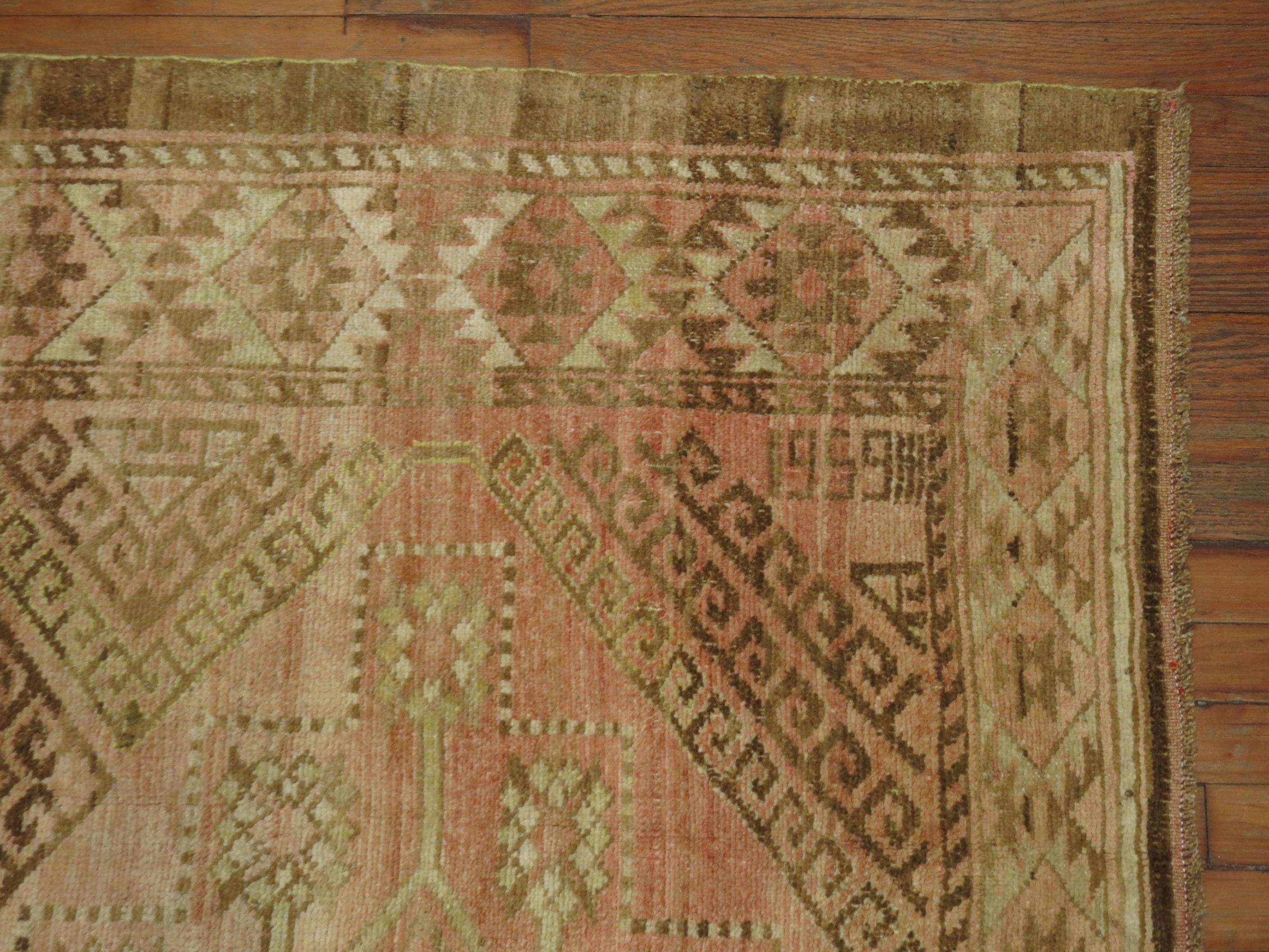 Country Tappeto intermedio geometrico turco dell'Anatolia in rosa chiaro, verde lime e marrone in vendita