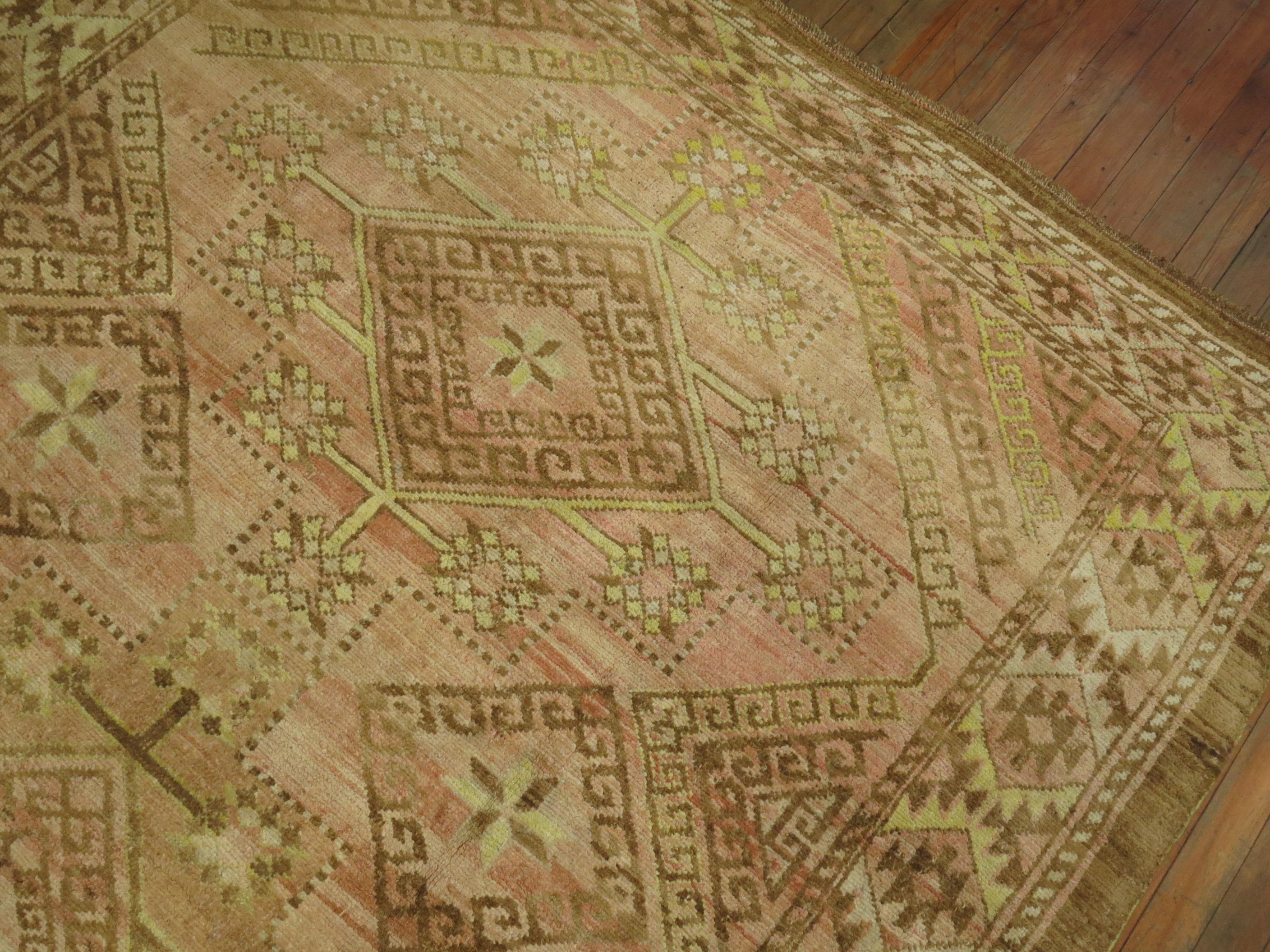 Turco Tappeto intermedio geometrico turco dell'Anatolia in rosa chiaro, verde lime e marrone in vendita