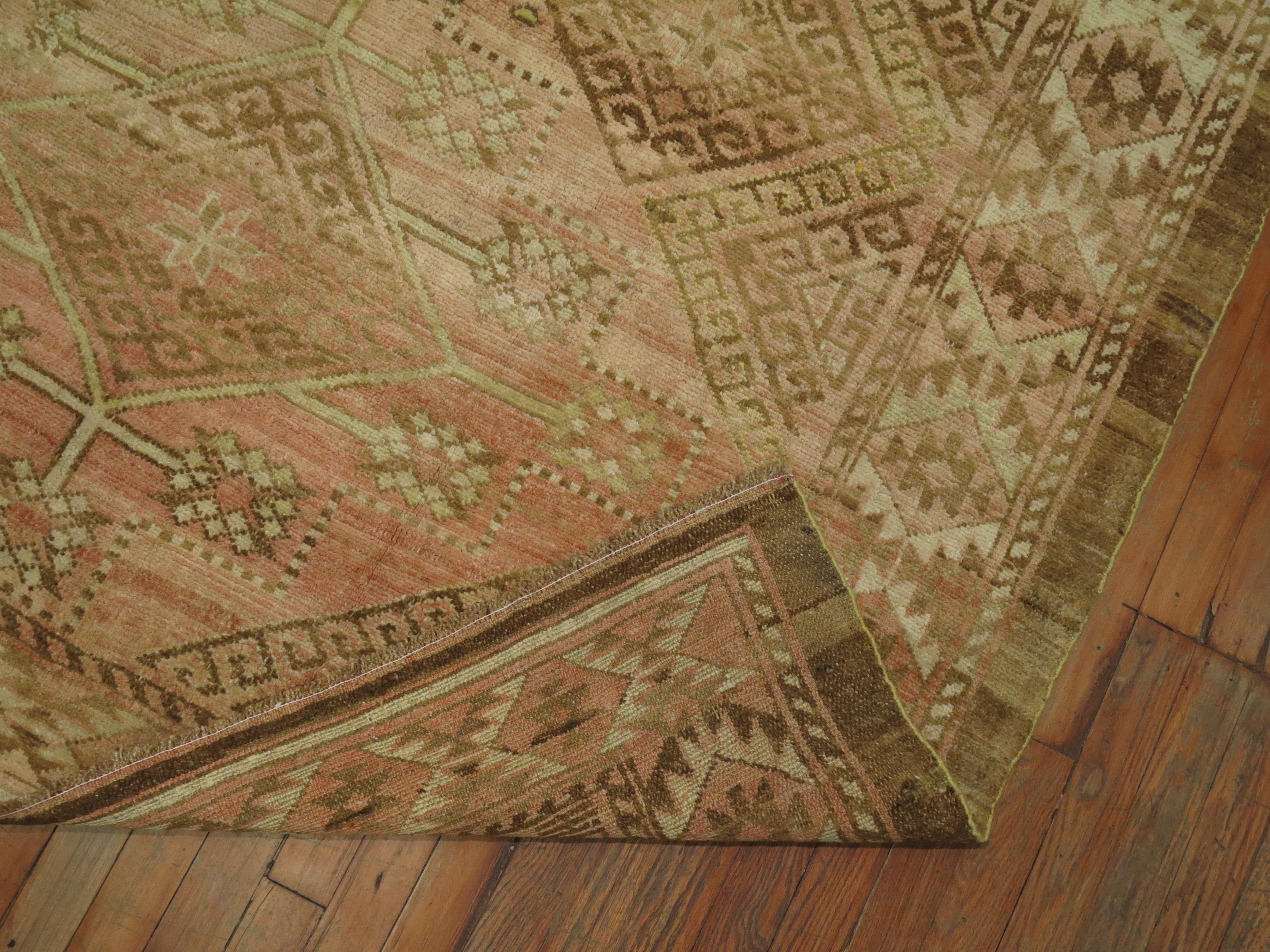 Tessuto a mano Tappeto intermedio geometrico turco dell'Anatolia in rosa chiaro, verde lime e marrone in vendita