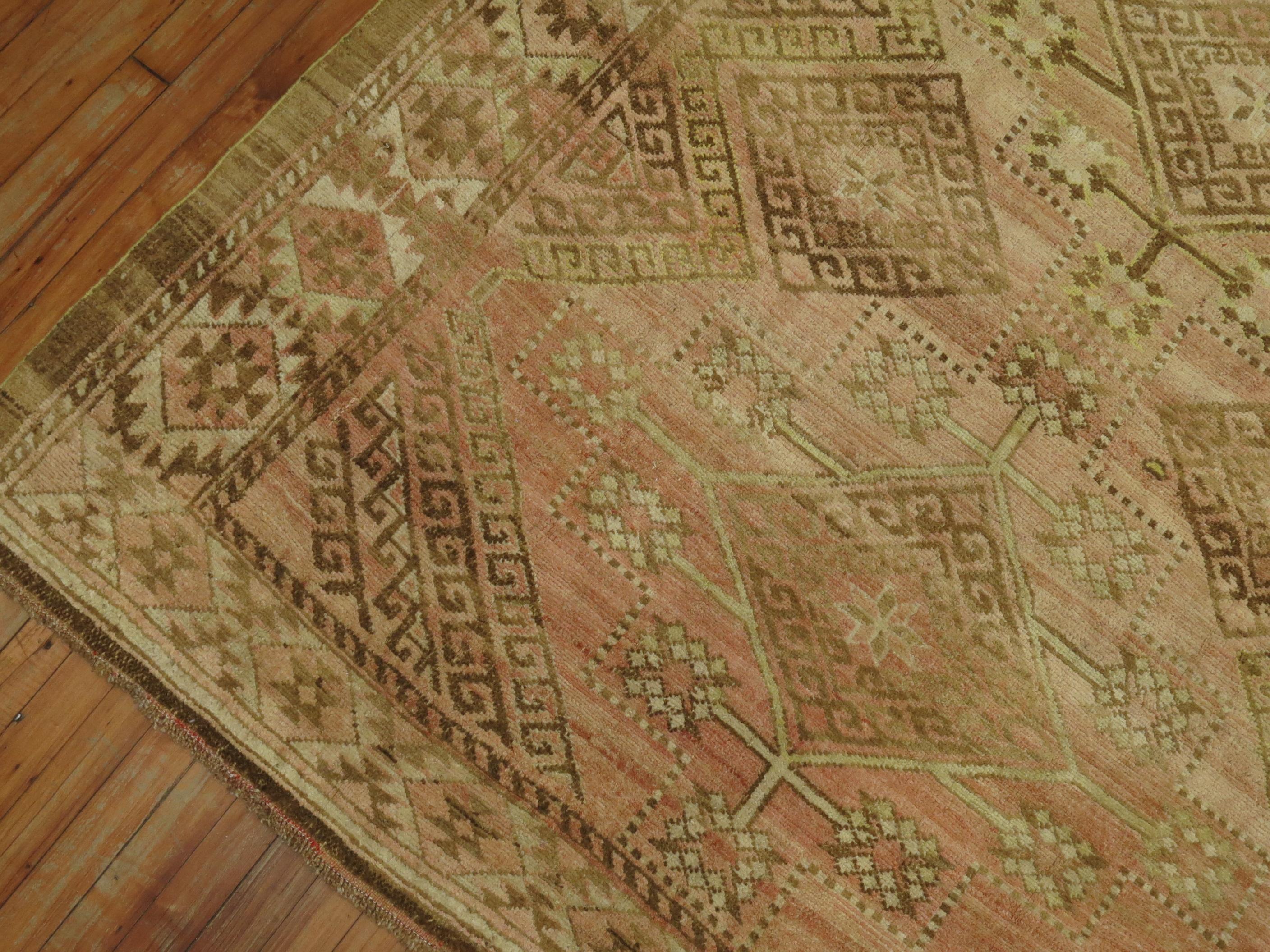 Tappeto intermedio geometrico turco dell'Anatolia in rosa chiaro, verde lime e marrone In condizioni buone in vendita a New York, NY