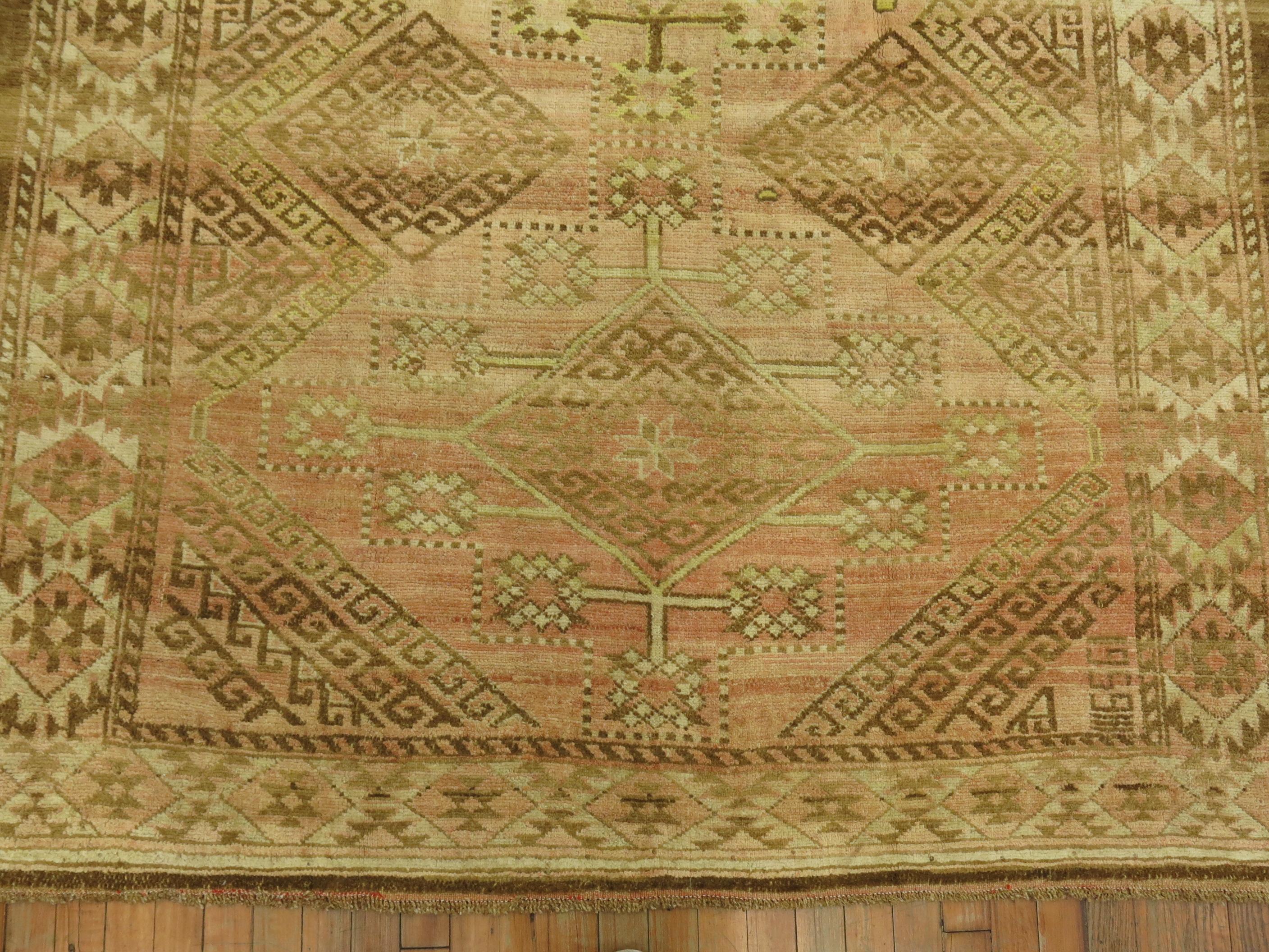 Fine XX secolo Tappeto intermedio geometrico turco dell'Anatolia in rosa chiaro, verde lime e marrone in vendita