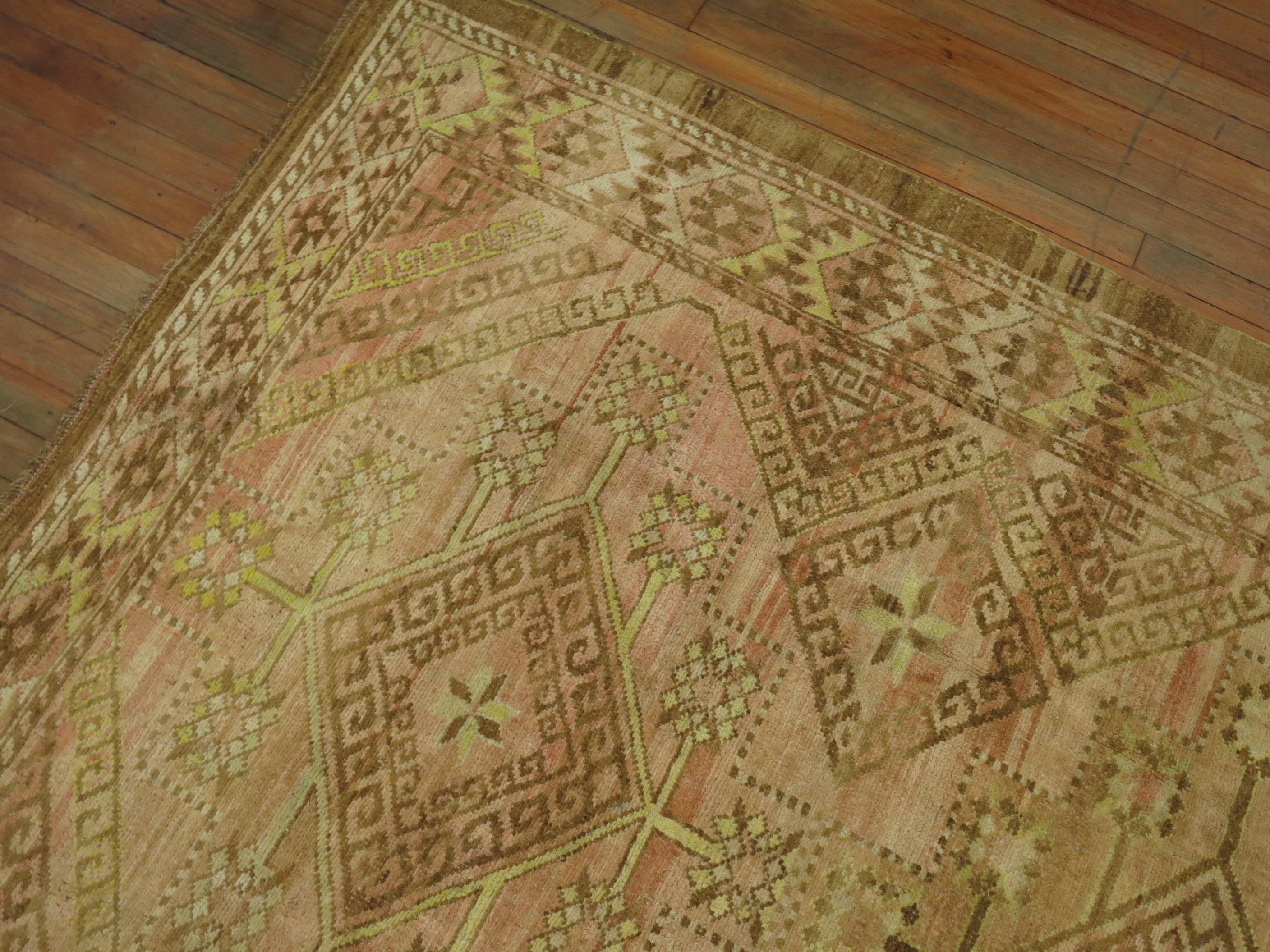 Lana Tappeto intermedio geometrico turco dell'Anatolia in rosa chiaro, verde lime e marrone in vendita
