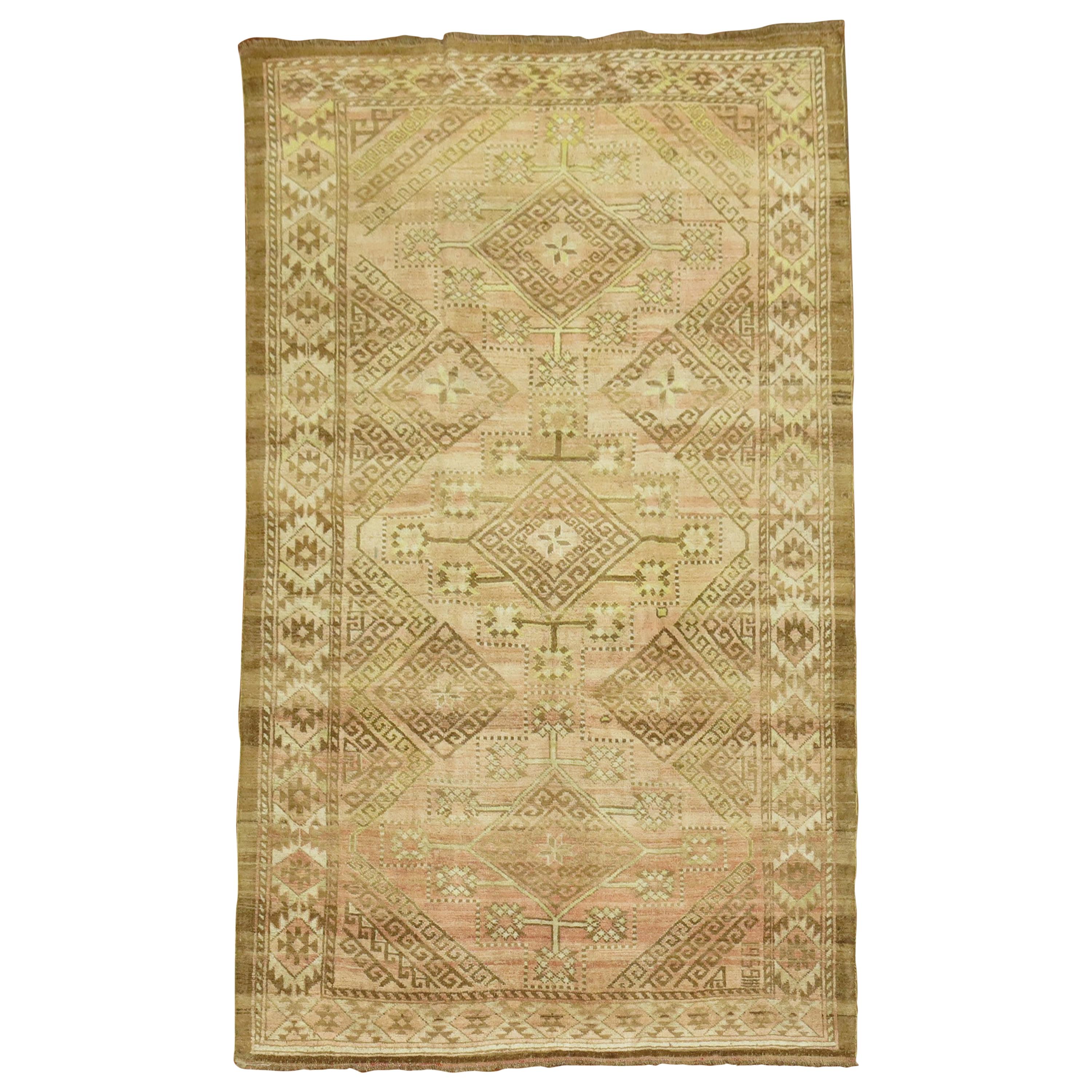 Türkischer anatolischer geometrischer Intermediate Teppich in Hellrosa, Limonengrün und Braun