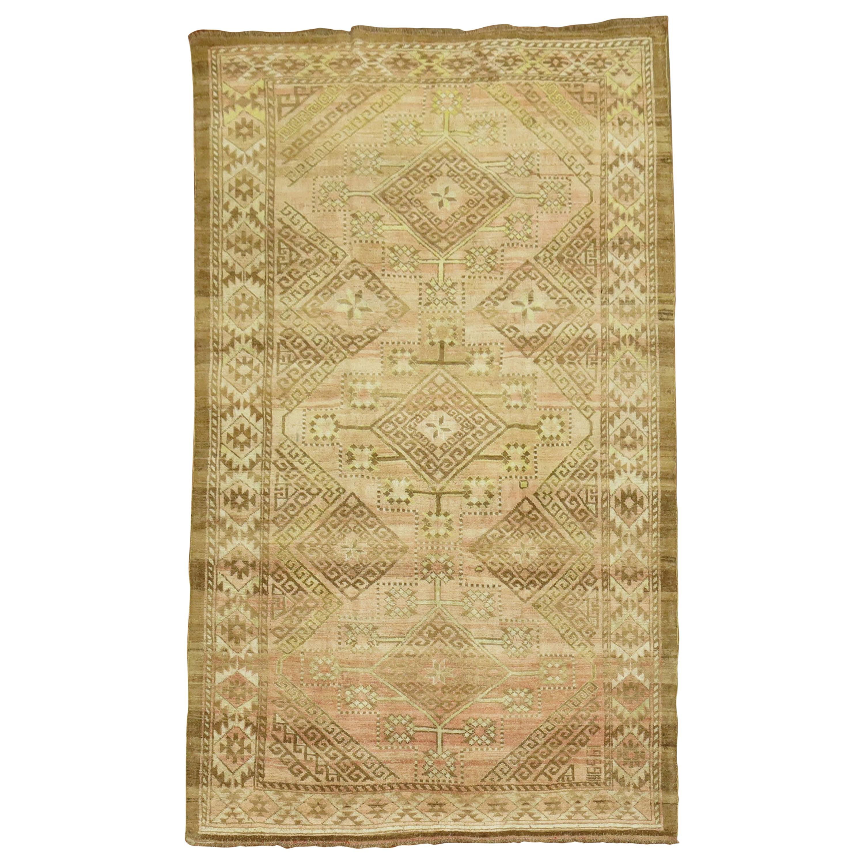 Tapis d'Anatolie turc d'Anatolie géométrique intermédia rose clair citron vert marron en vente