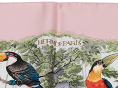 Foulard en soie imprimé du motif « Équateur » d'Hermès, rose pâle et multicolore