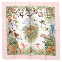 Foulard en soie imprimé du motif « Équateur » d'Hermès, rose pâle et multicolore