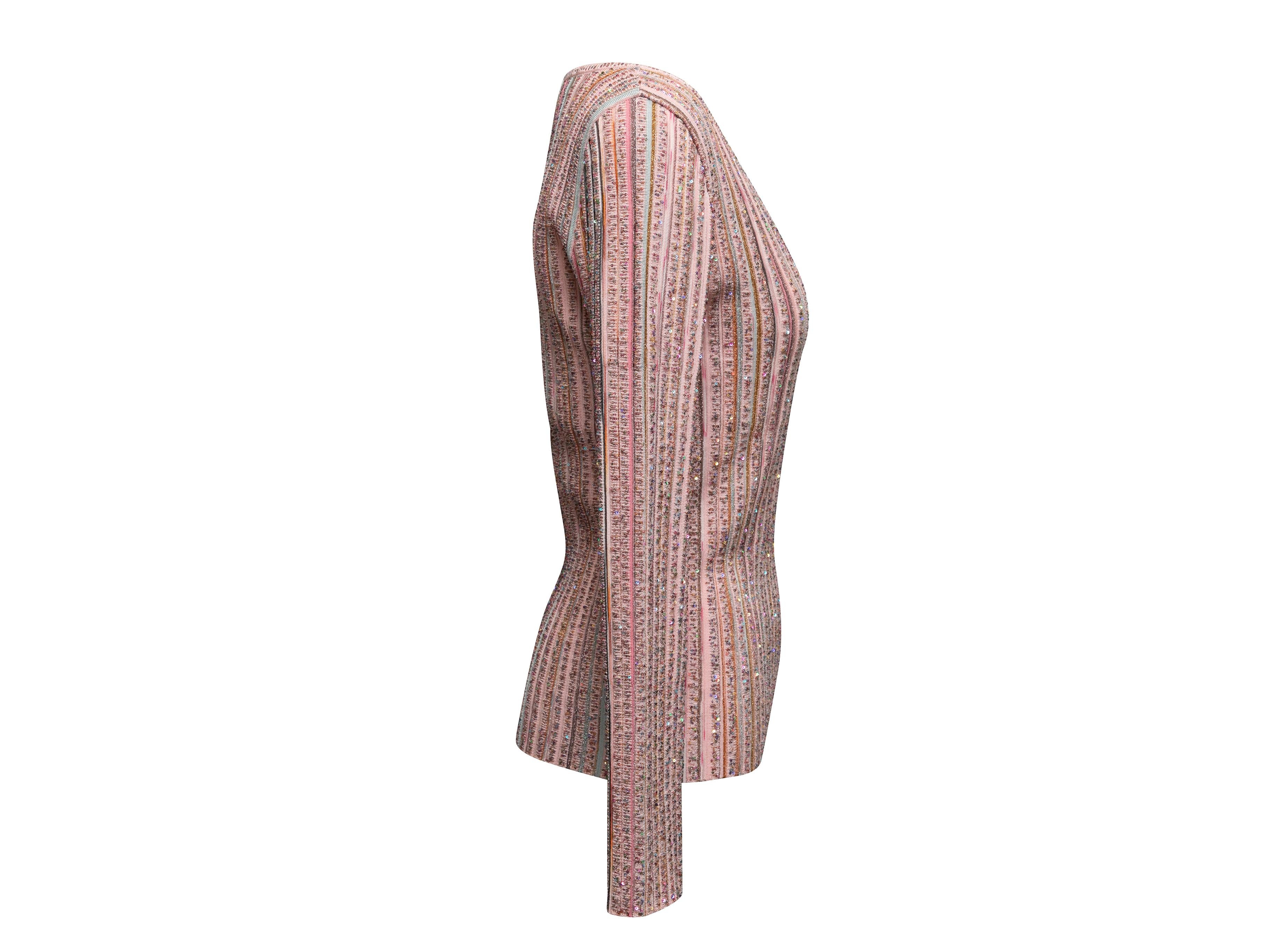 Pull à rayures rose pâle et multicolores orné de paillettes, par Missoni. Col en V. Poitrine de 30