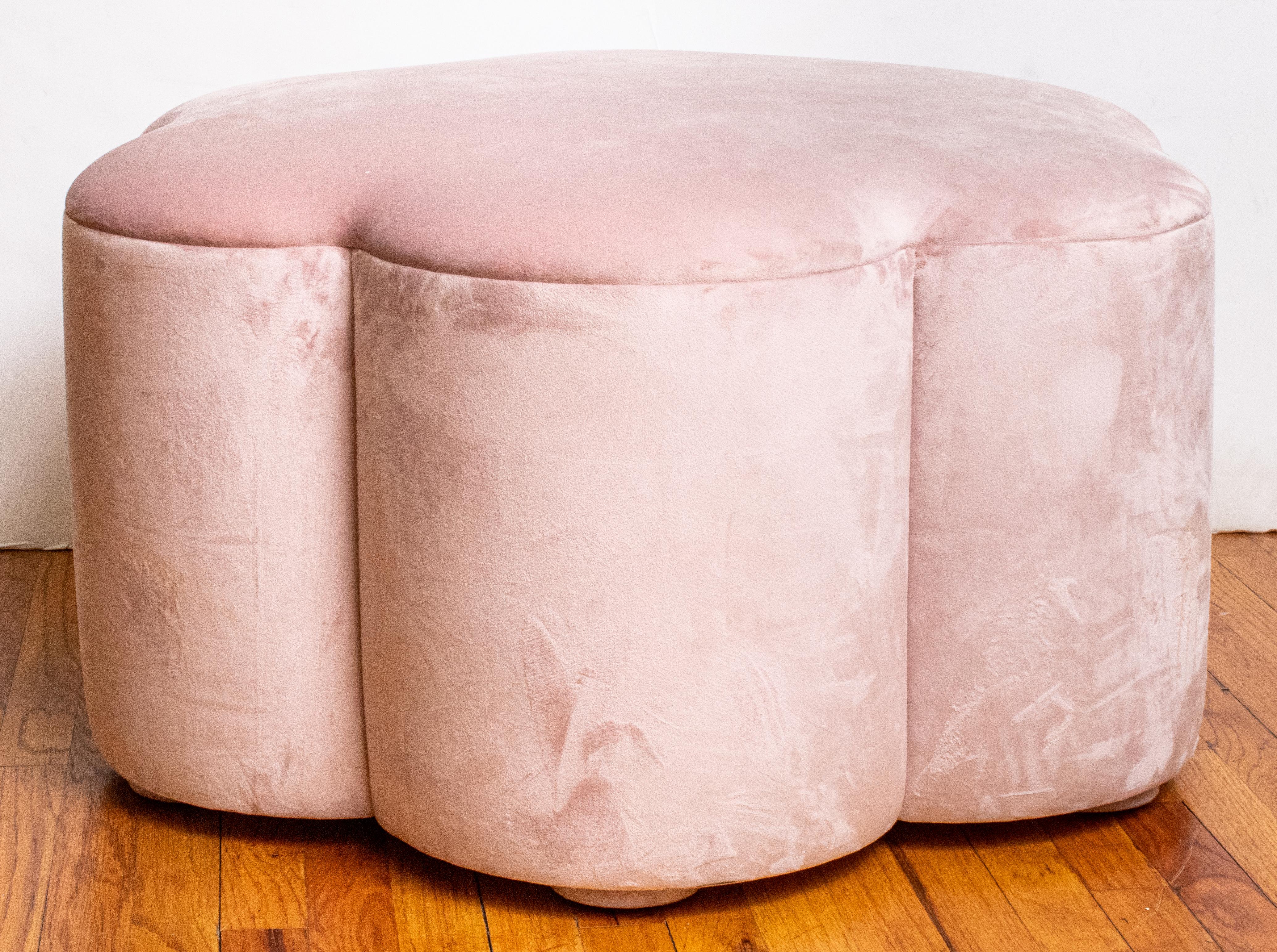 Pouf ottoman in light pink velvet upholstery.