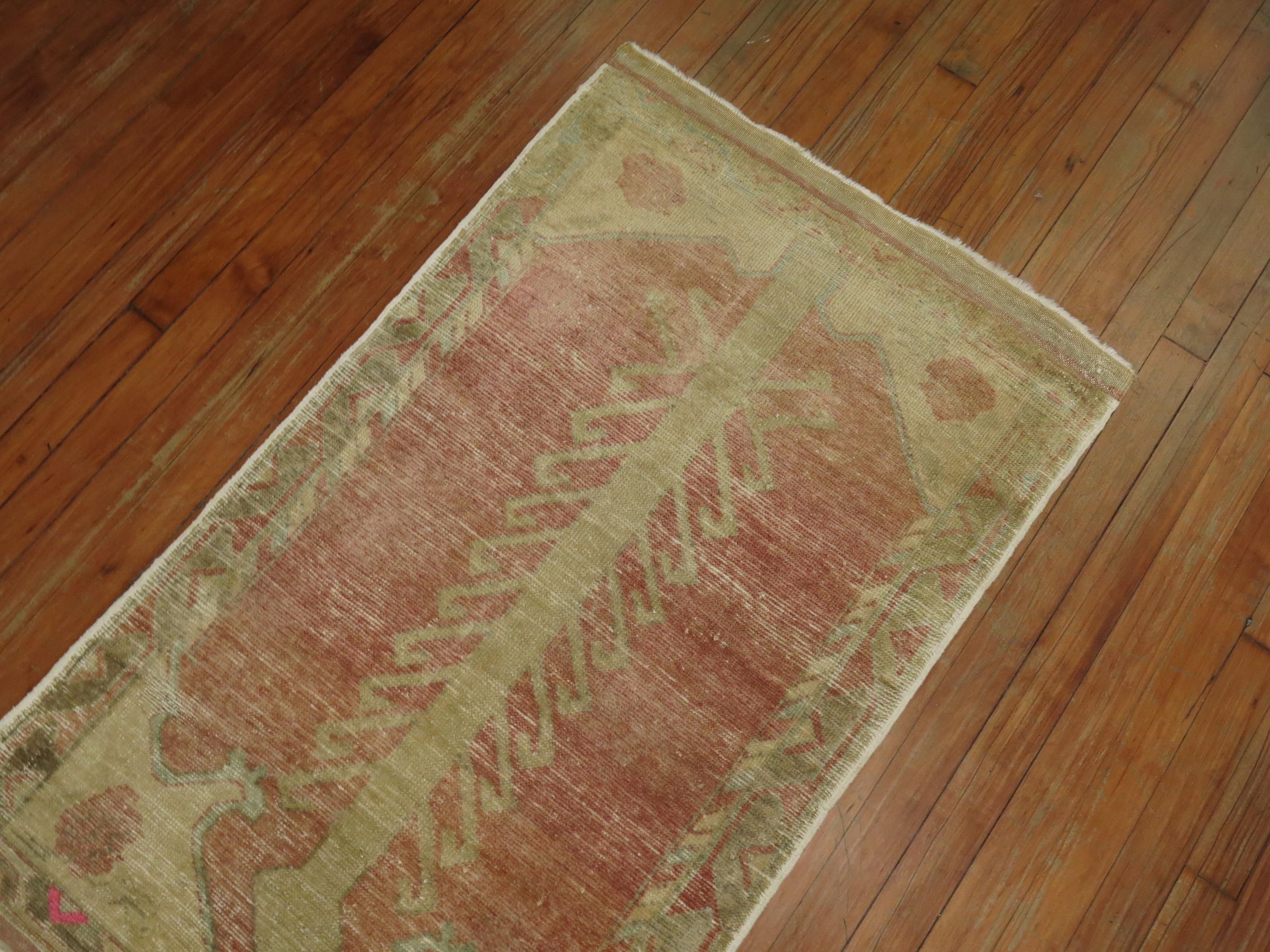 Impianto di perforazione a nicchia con motivo di preghiera turco della metà del XX secolo, di colore rosa chiaro.
Misure: 2'4'' x 4'.
