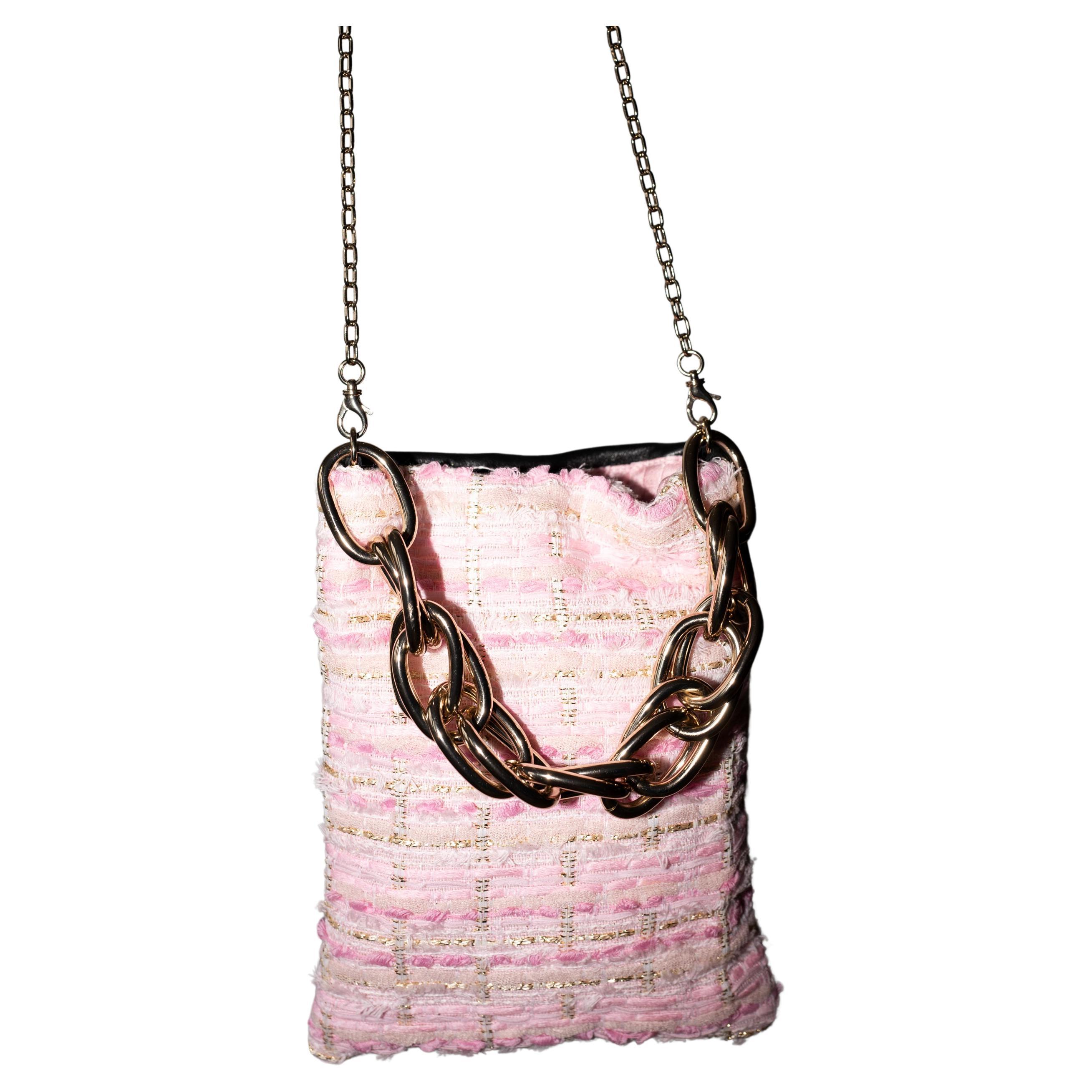 French Pastel Light Pink Lurex Gold Tweed and Black Italian Napa Leather with Long Shoulder Gold Plated Brass Chain  and Chunk Chain Handle Evening Bag J Dauphin

Size: Height 21 cm, Width 17 cm, Length of Chain including Hooks 111 cm

Brand: J