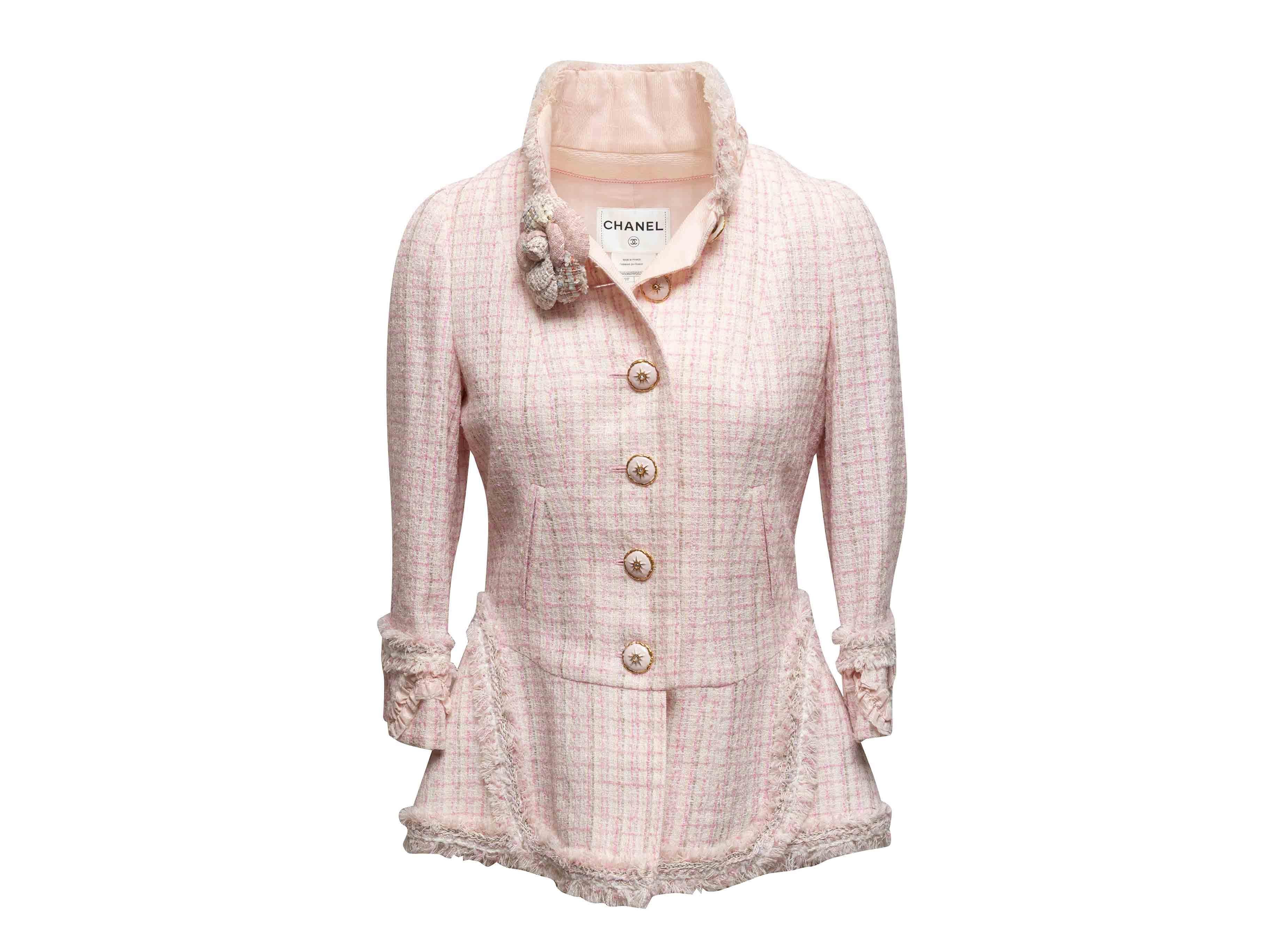 Hellrosa und weiße Tweedjacke von Chanel. Circa 2013. Kamelien-Akzent am hohen Halsausschnitt. Zwei Gesäßtaschen. Vordere Knopfverschlüsse. 36