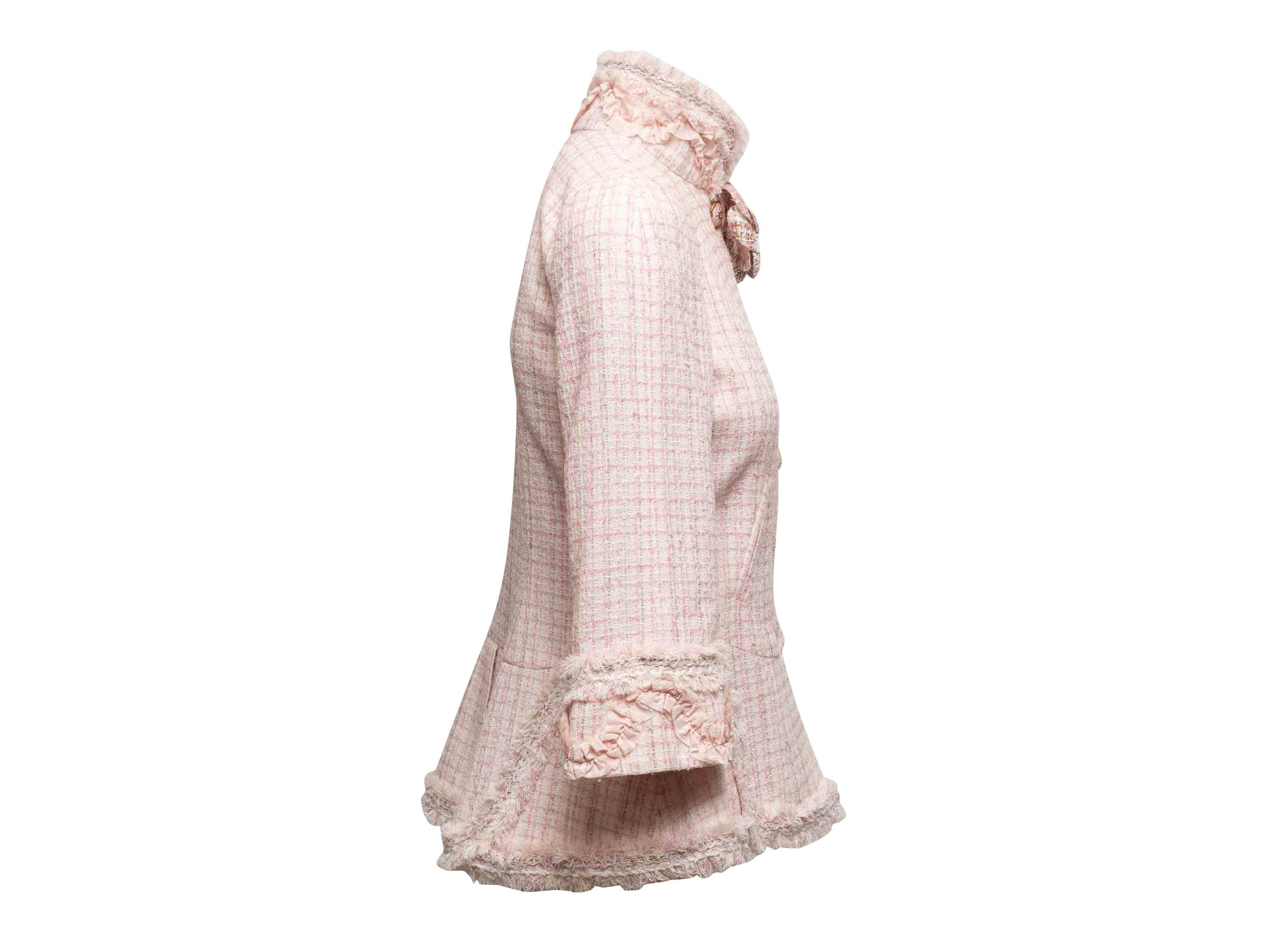 Hellrosa & Weiß Chanel 2013 Kamelien Tweed Jacke Größe FR 40 (Beige) im Angebot