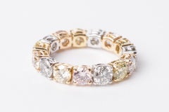 Anello Eternity con 4,5 carati di diamanti rosa chiaro, giallo e grigio
