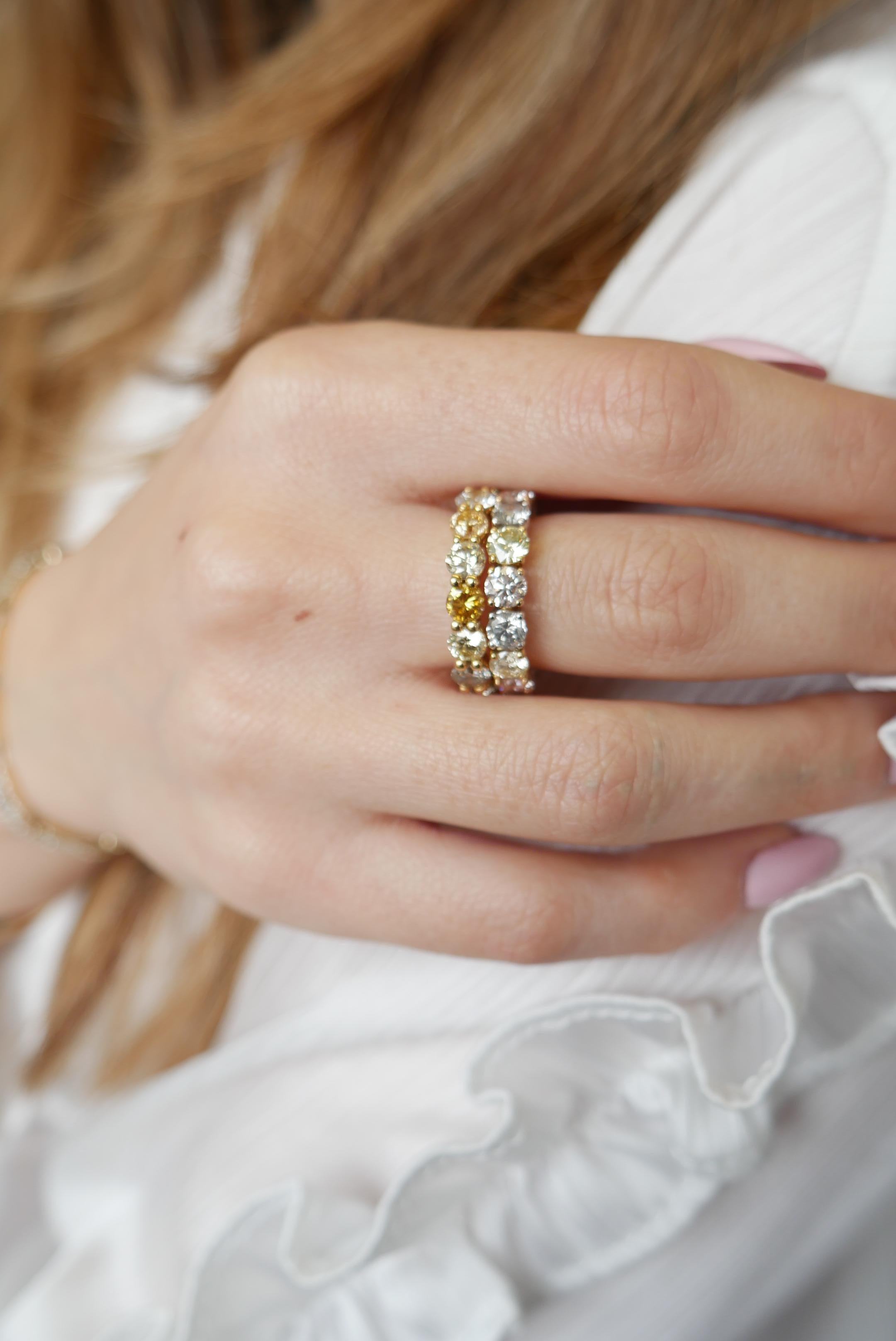 Eternity-Ring mit 4,5 Karat hellrosa, gelben und grauen Diamanten  im Zustand „Neu“ im Angebot in London, GB