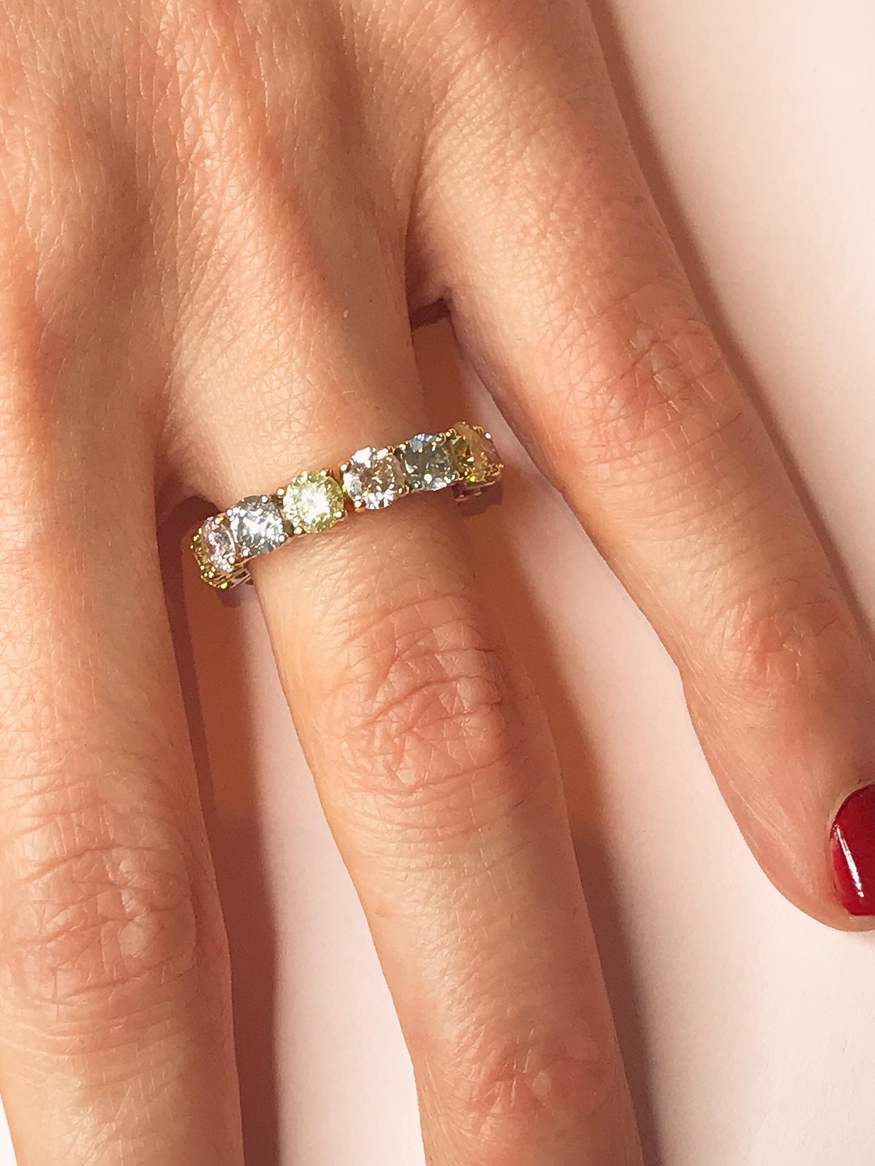 Contemporain Bague d'éternité avec diamants rose clair, jaune et gris de 4,5 carats  en vente