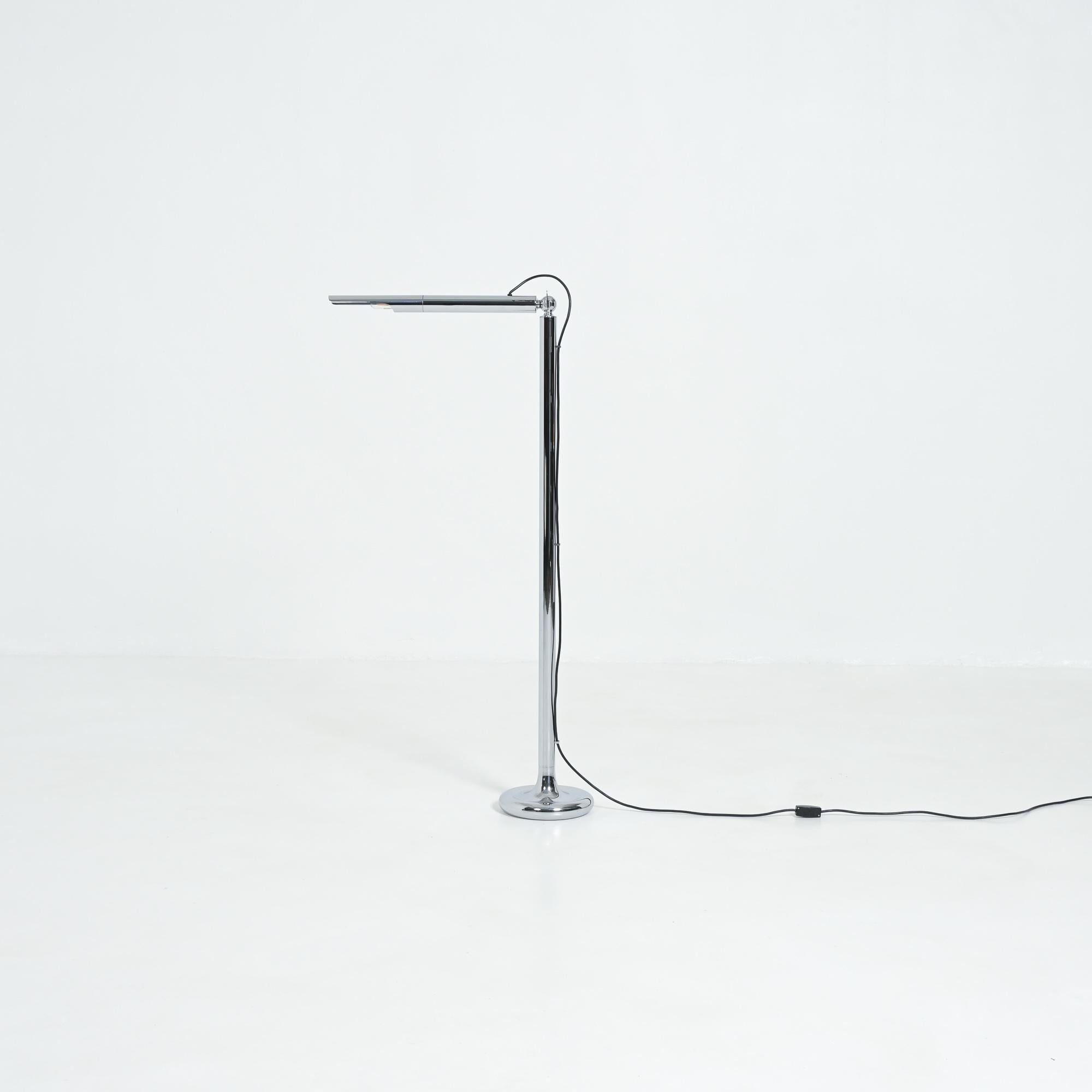 The floor lamp Light Pole was designed by Ingo Maurer in 1967 for Design M.
This lamp is part of the first collection designed by Ingo Maurer for his own company Design M.
The base, the axis and the directional reflector are all made of chromed