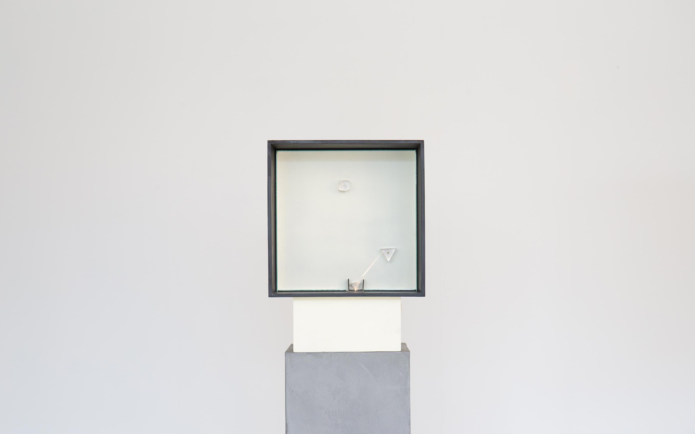 Light Prism d'Alberto Biasi, une sculpture cinétique composée de prismes mobiles qui se décomposent et reflètent la lumière, produite en édition limitée à 50 pièces par le Centro Duchamp de San Lazzaro di Savena (BO - Italie).

Label au dos par