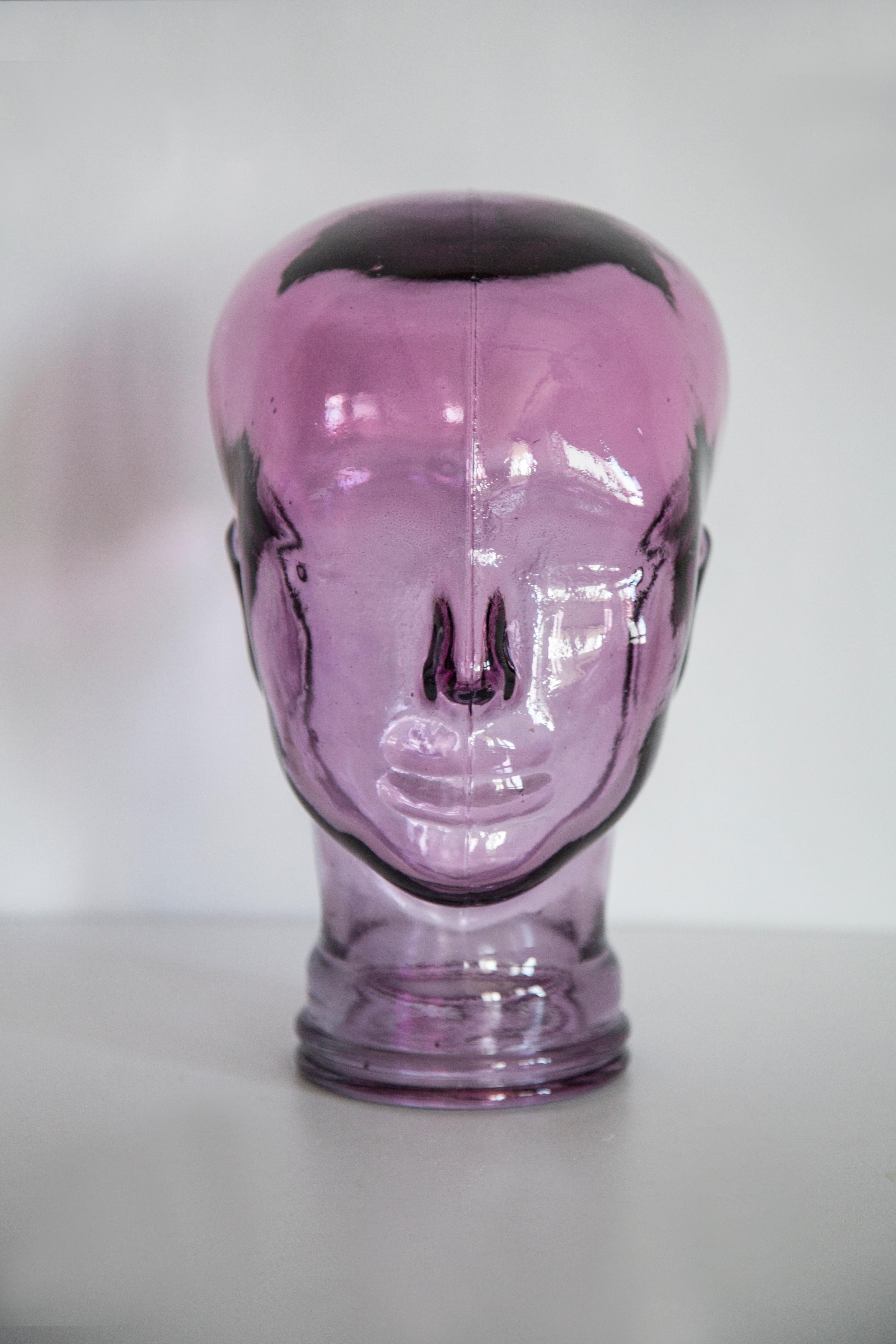 Tête en verre grandeur nature d'une couleur unique violet clair. Produit dans une aciérie allemande dans les années 1970. Parfait état. Un ajout parfait à l'intérieur, un accessoire photo, un présentoir ou un support pour écouteurs.