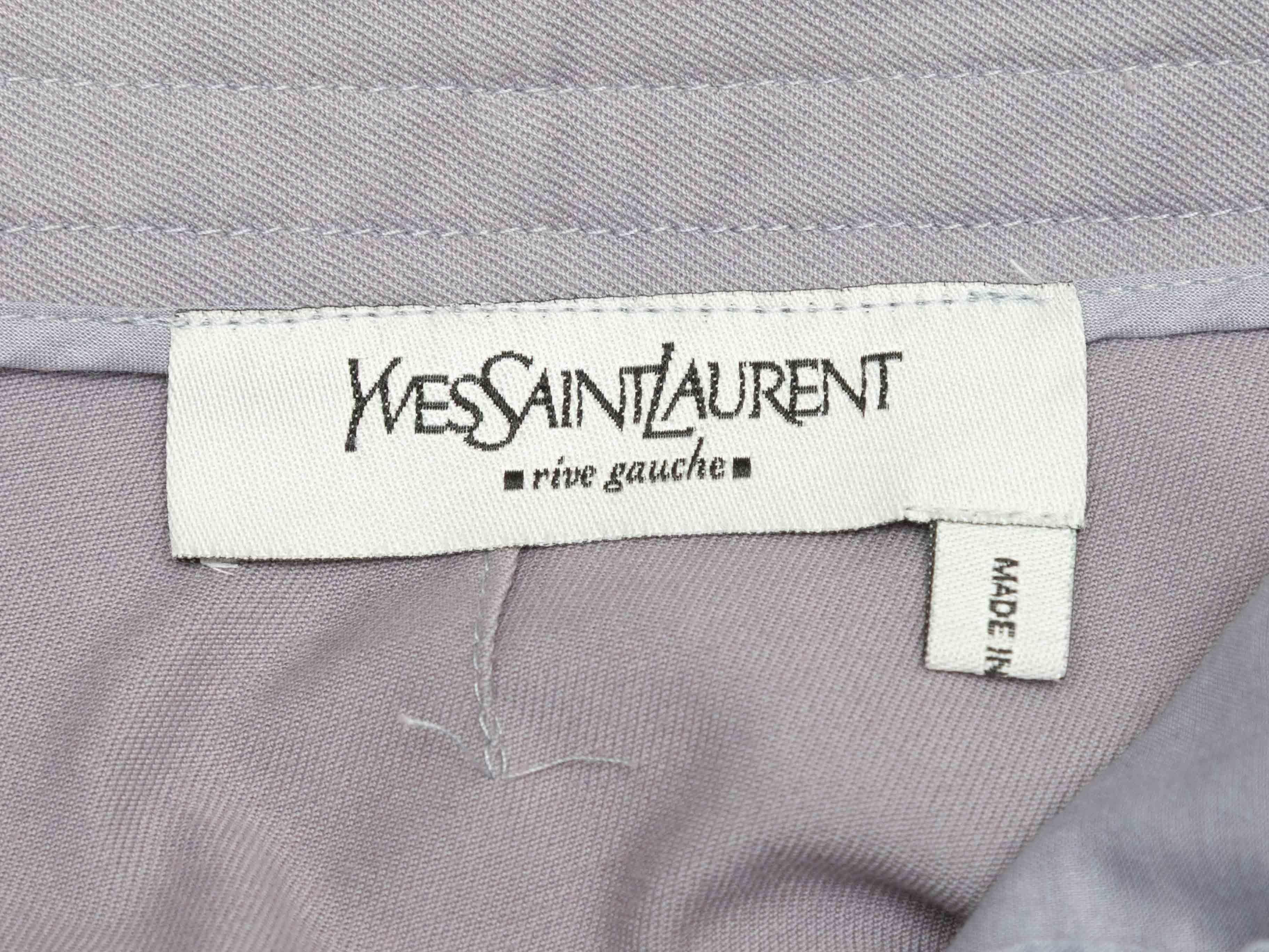 Traje pantalón de algodón morado claro de Yves Saint Laurent. De la era Tom Ford. Blazer con solapa de muesca, dos bolsillos de parche y cierre frontal con cremallera. Los pantalones tienen un solo bolsillo y cierre frontal con cremallera. Blazer-