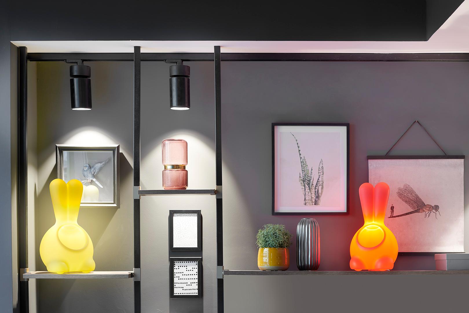 Light Red Jumpie Table Lamp by Goran Lelas
Dimensions: D 25 x W 23 x H 42 cm.
Materials: Polyethylene.

Available in different color options. Prices may vary. This product is suitable for indoor and outdoor use. All our lamps can be wired according