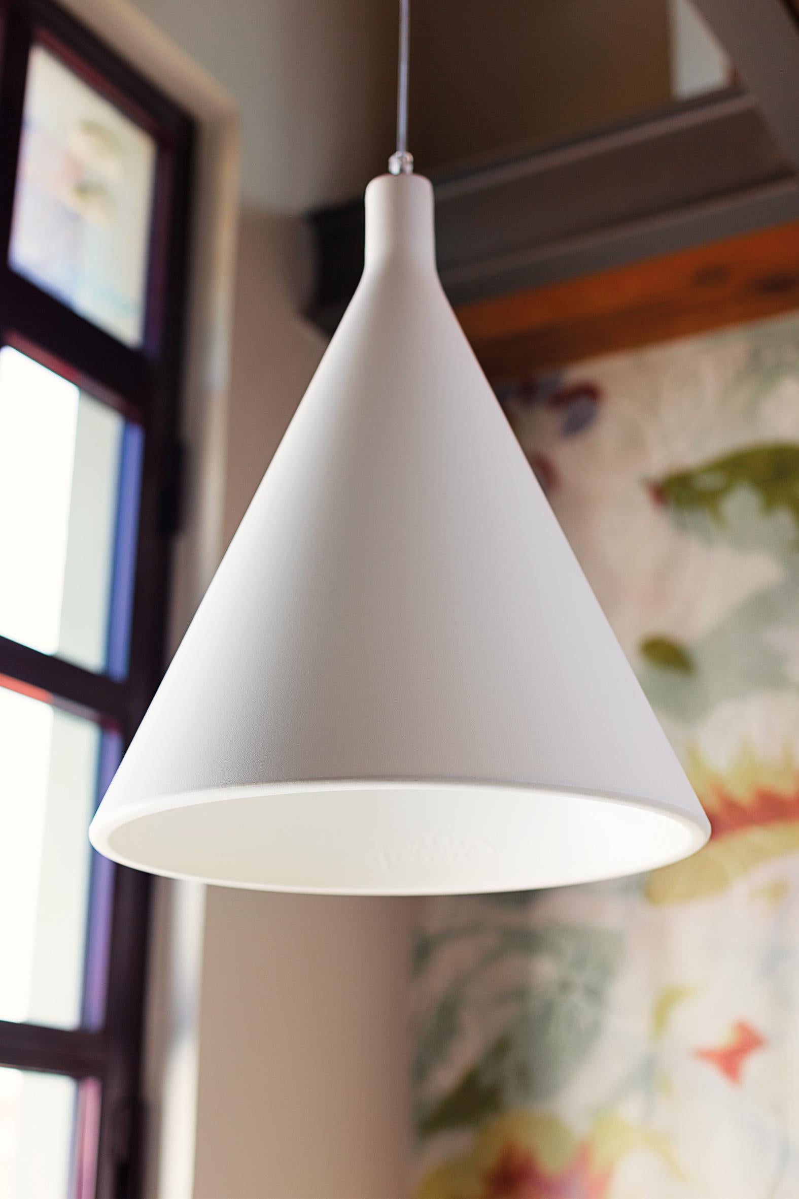 Light Red Juxt Hanging Lamp by Karim Rashid
Dimensions: D 33 x W 41 x H 50 cm.
Materials: Polyethylene.

This product is suitable for indoor and outdoor use. All our lamps can be wired according to each country. If sold to the USA it will be wired