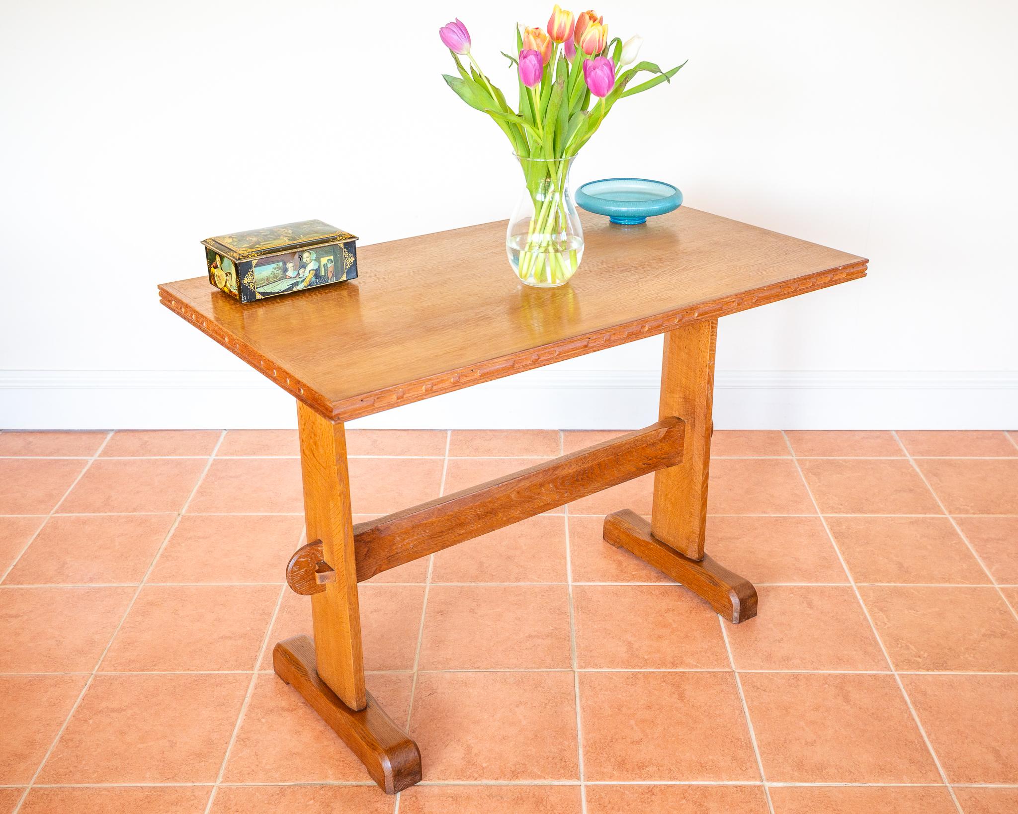 A gorgeous, interesting, and very rare light red oak Arts & Crafts refectory trestle table in lovely vintage/antique condition. Strikingly attractive, beautifully crafted and extremely versatile, this super table makes a lovely smaller dining table,