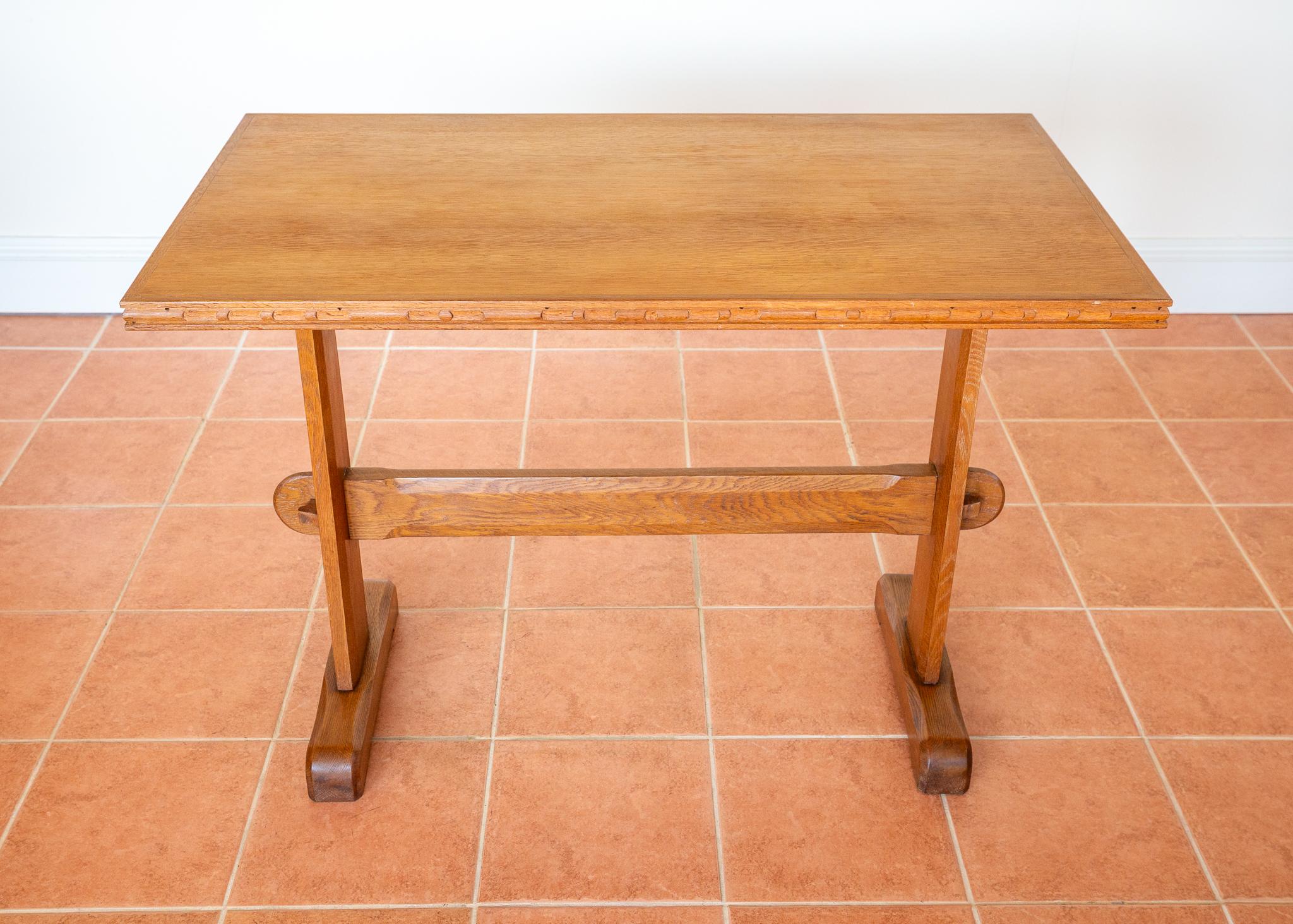 Light Red Oak Refectory Trestle Table Cotswold School Arts And Crafts Rustic MCM (Eichenholz) im Angebot