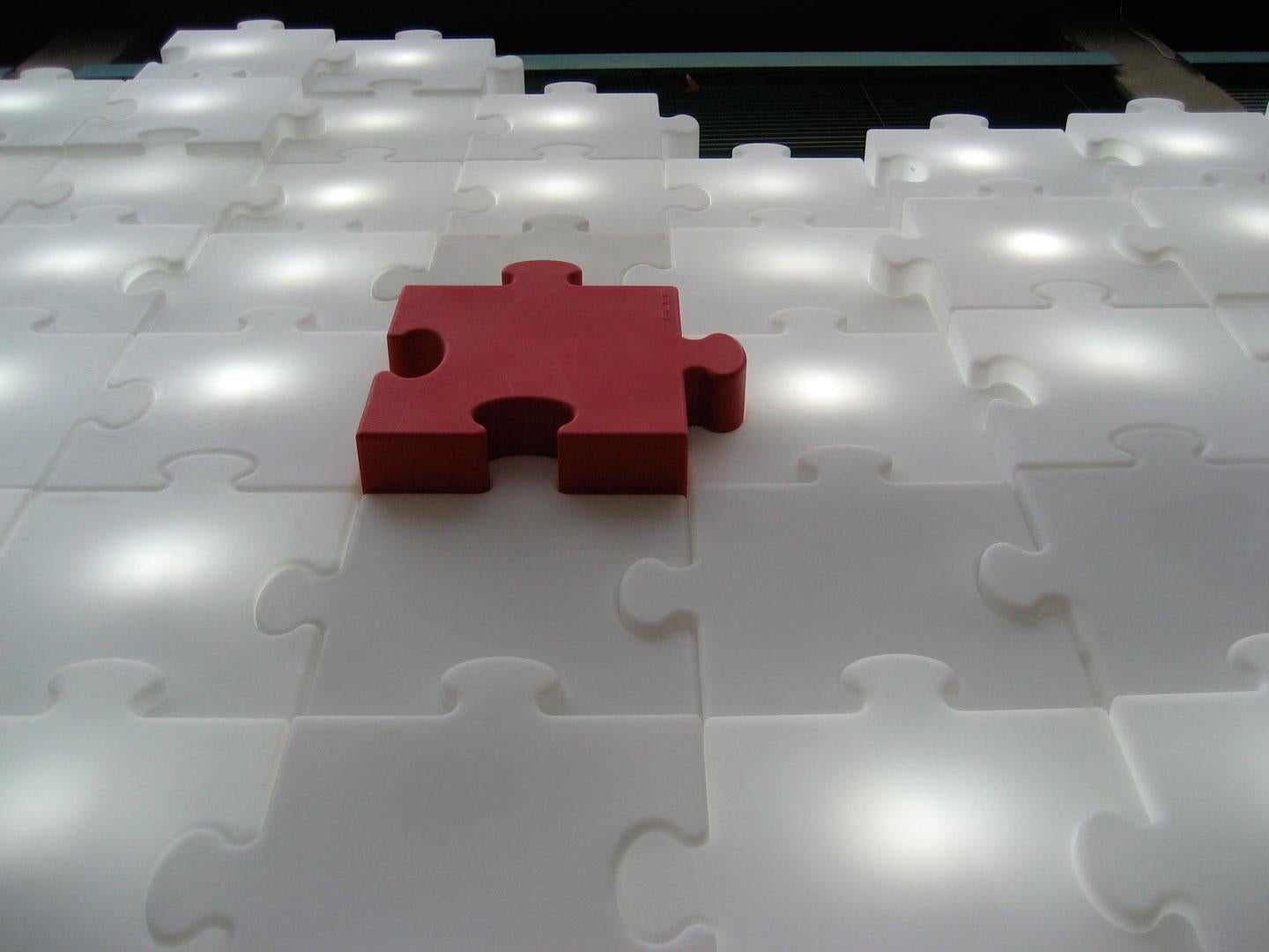 Lampada da terra angolare Light Red Puzzle di Studio A In condizioni Nuovo in vendita a Geneve, CH