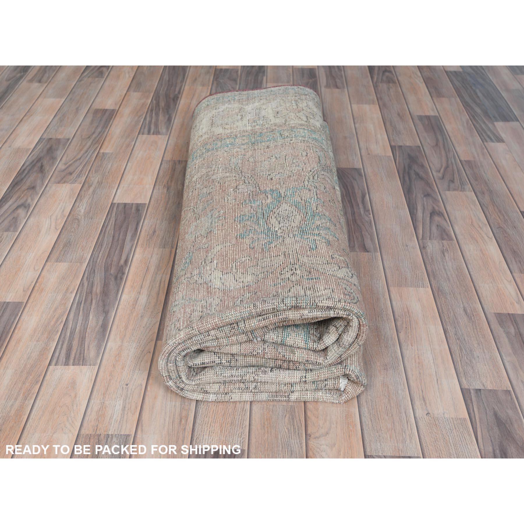 Handgeknüpfter Vintage Persischer Täbris-Teppich aus getragener Wolle im Distressed-Look in Hellrot im Angebot 5