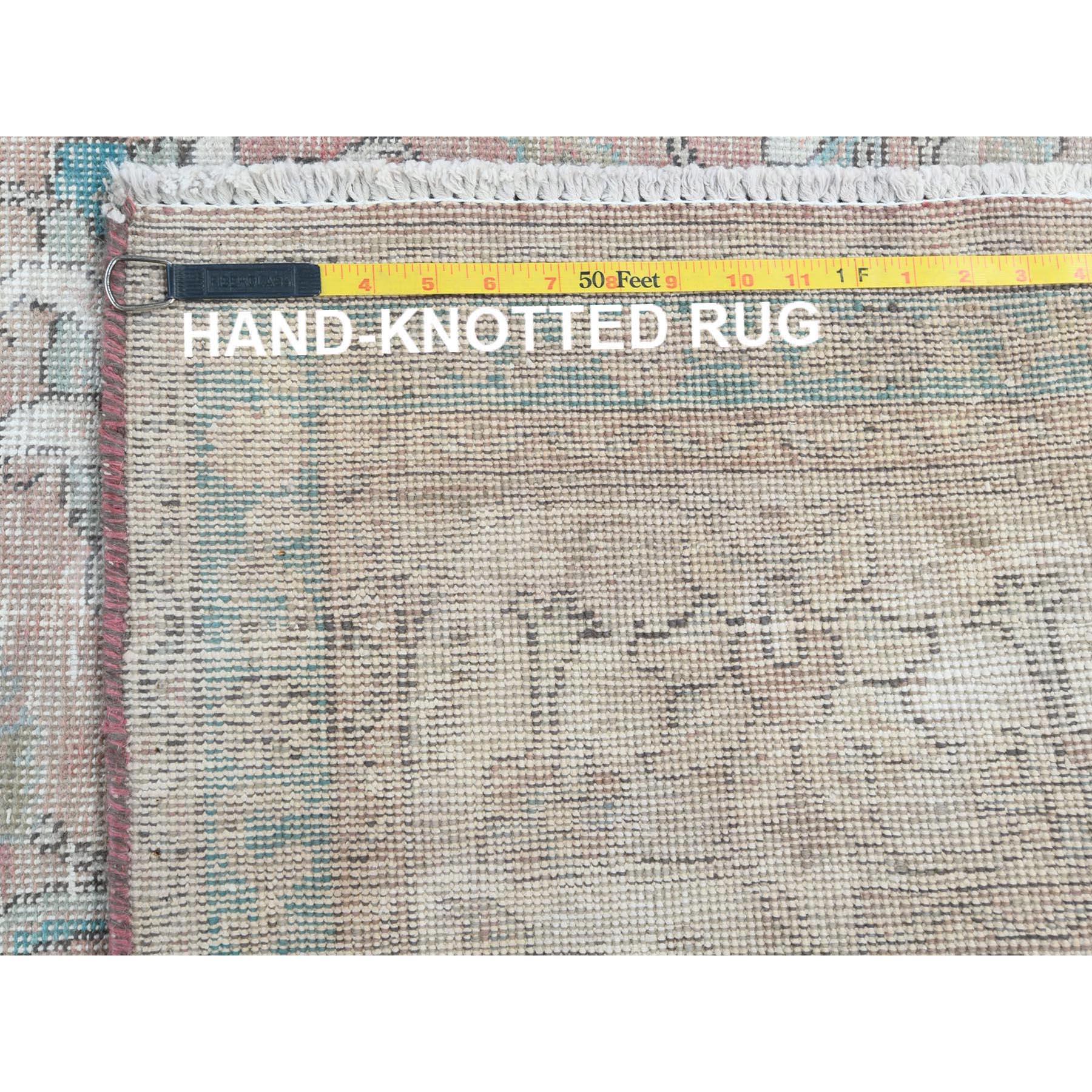 Handgeknüpfter Vintage Persischer Täbris-Teppich aus getragener Wolle im Distressed-Look in Hellrot im Angebot 7