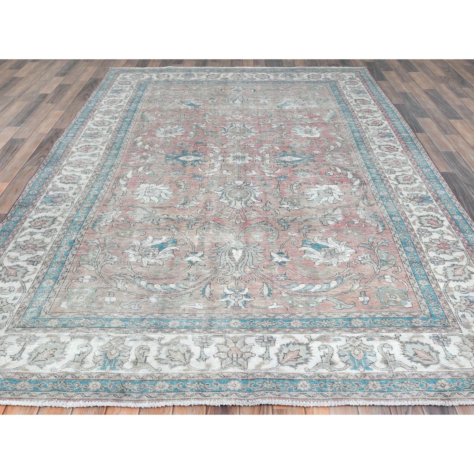 Handgeknüpfter Vintage Persischer Täbris-Teppich aus getragener Wolle im Distressed-Look in Hellrot (Tabriz) im Angebot