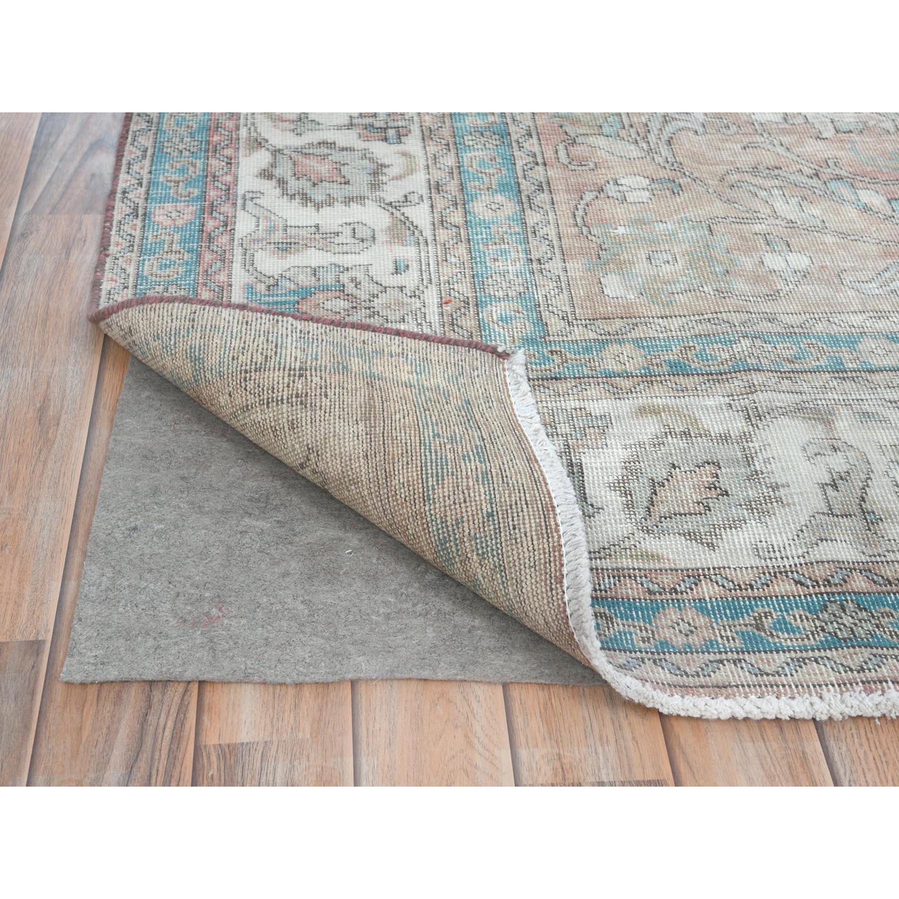 Handgeknüpfter Vintage Persischer Täbris-Teppich aus getragener Wolle im Distressed-Look in Hellrot (Mitte des 20. Jahrhunderts) im Angebot