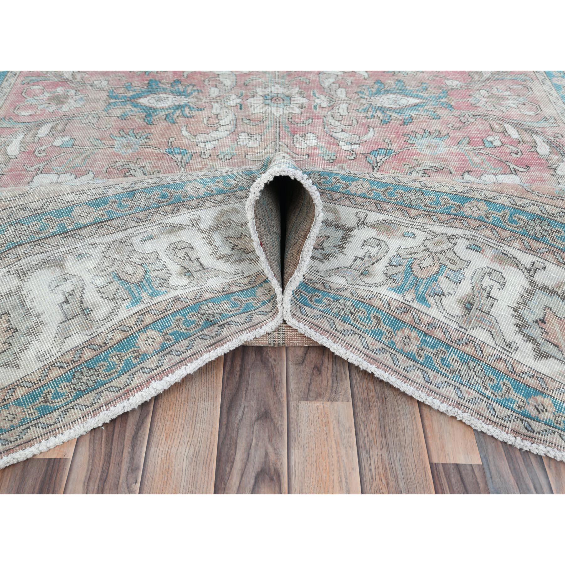 Handgeknüpfter Vintage Persischer Täbris-Teppich aus getragener Wolle im Distressed-Look in Hellrot im Angebot 1