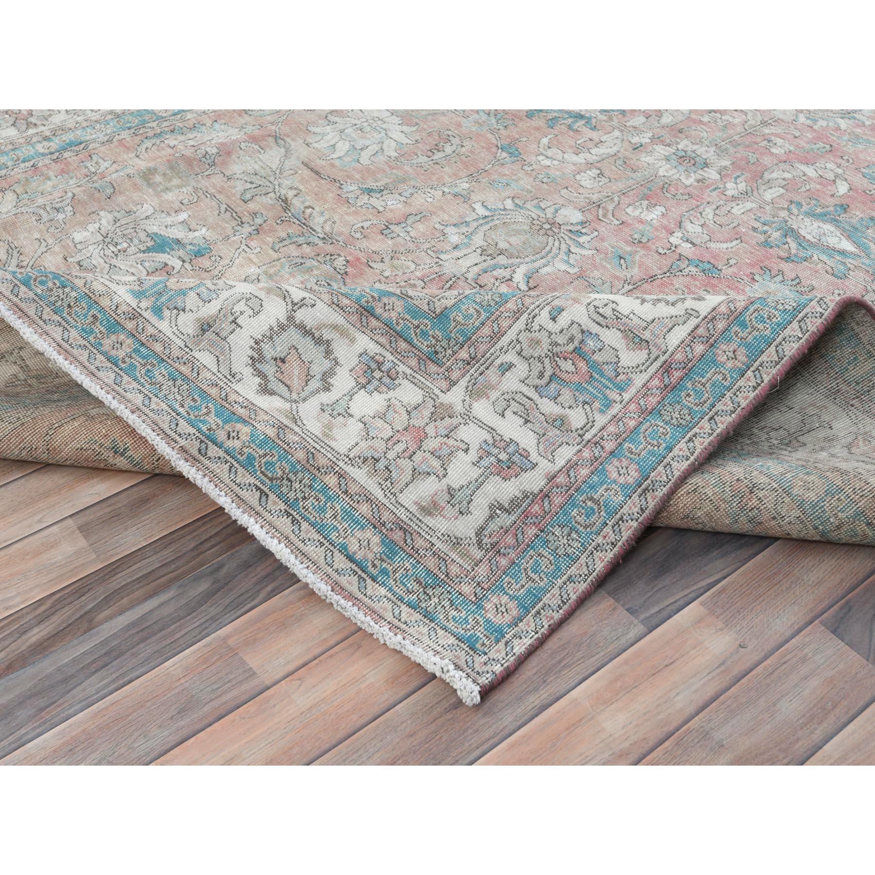 Handgeknüpfter Vintage Persischer Täbris-Teppich aus getragener Wolle im Distressed-Look in Hellrot im Angebot 2