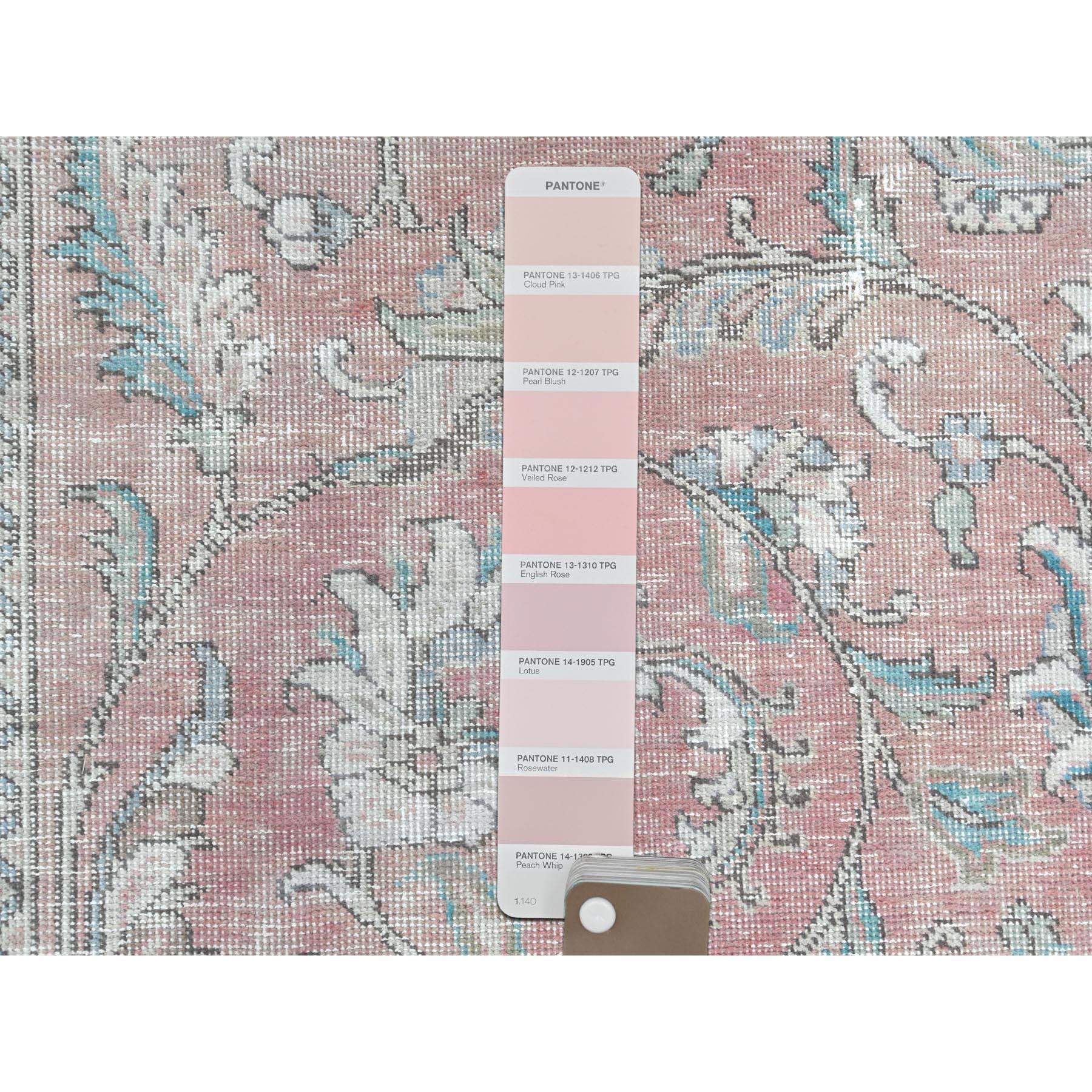 Handgeknüpfter Vintage Persischer Täbris-Teppich aus getragener Wolle im Distressed-Look in Hellrot im Angebot 3