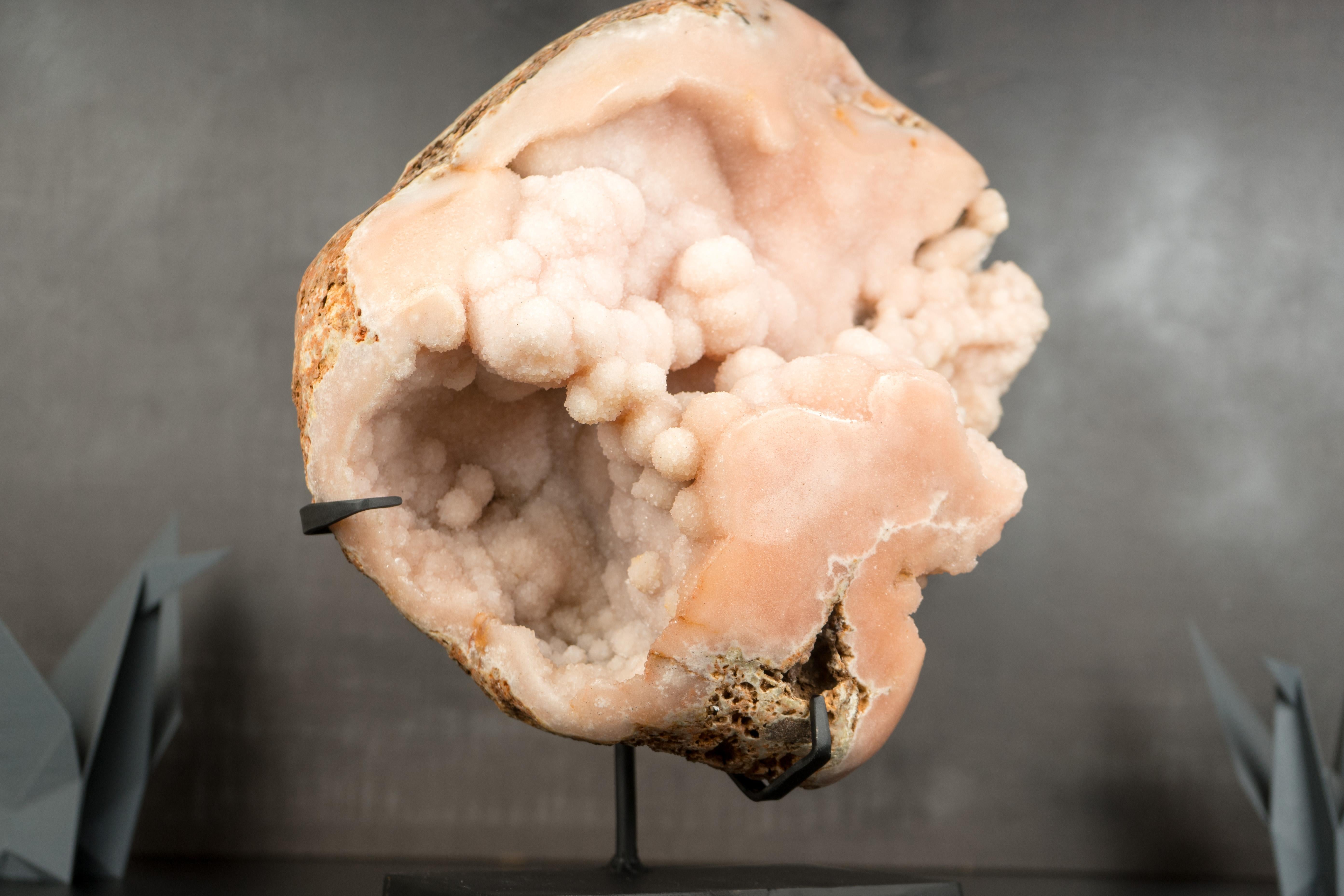 Geoda de amatista rosa claro con preciosas formaciones florales botrioidales naturales en venta 4