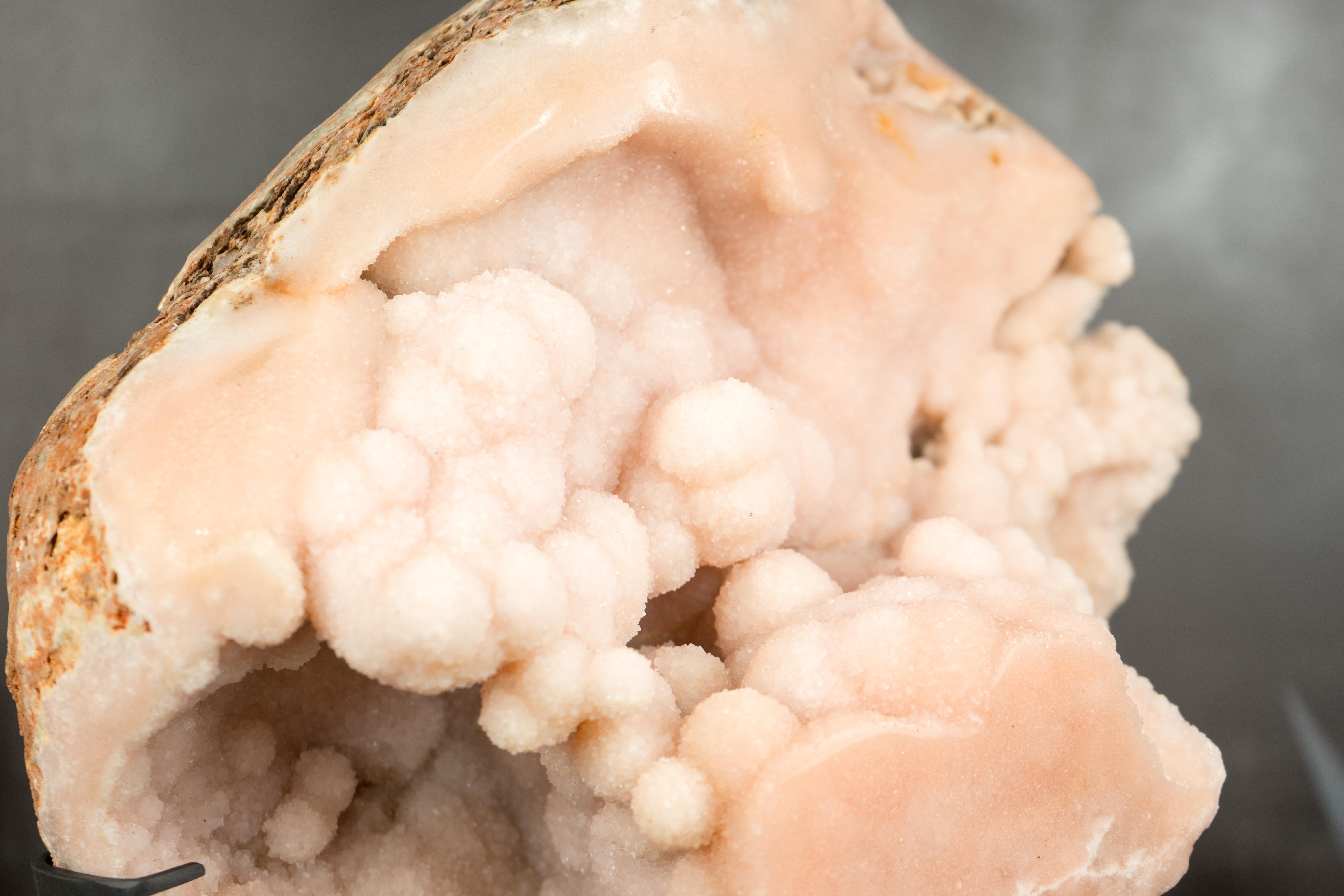 Geoda de amatista rosa claro con preciosas formaciones florales botrioidales naturales en venta 6