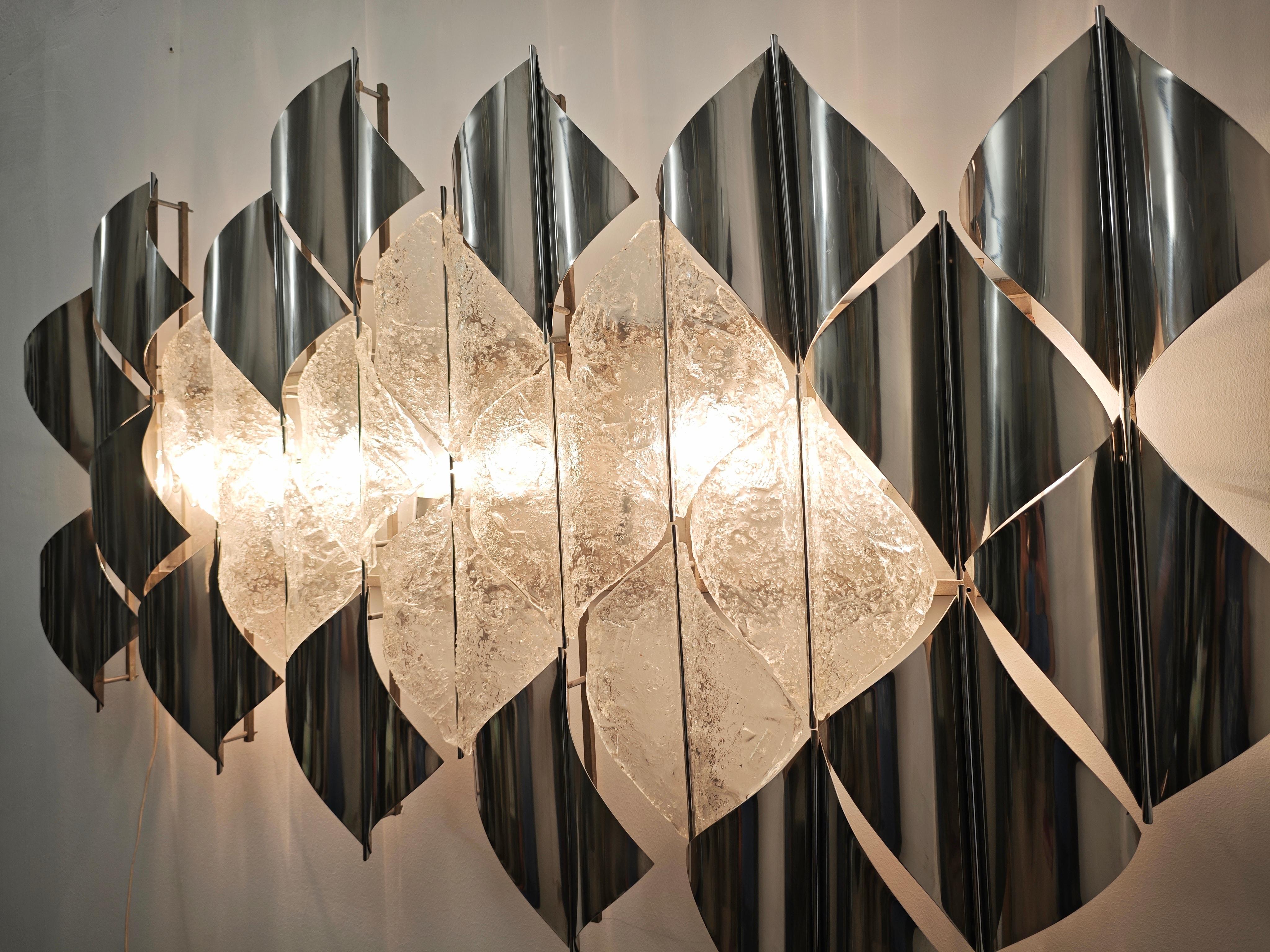Large luminous panel / wall lamp from the 70s. Nine ice-effect glasses positioned in the centre which light up thanks to a second 10-light aluminium panel. All surrounded by 16 chromed steel/brass sails. The final result is amazing. Truly a work of